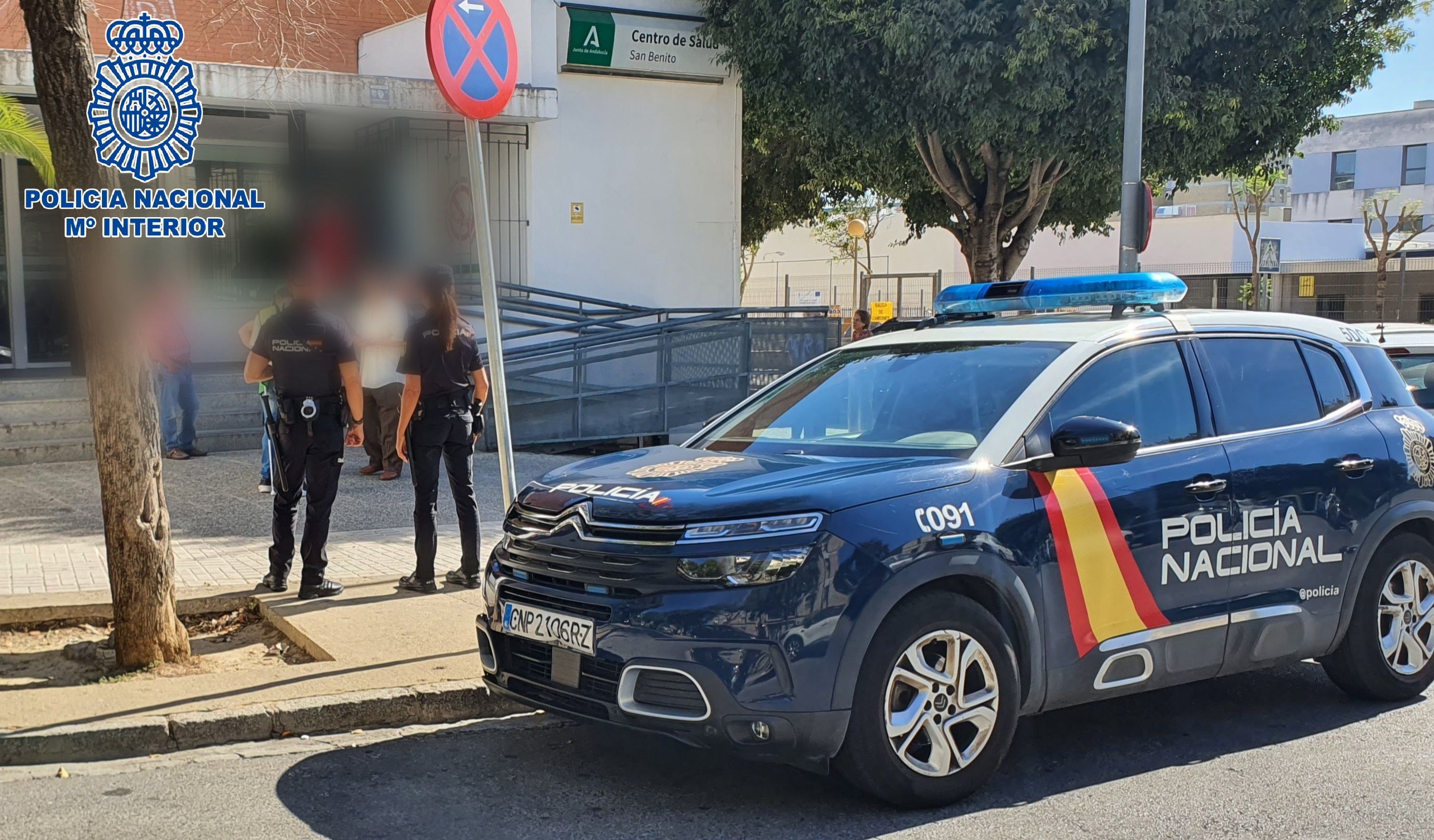 La Policía Nacional en un centro de salud de Jerez esta semana.