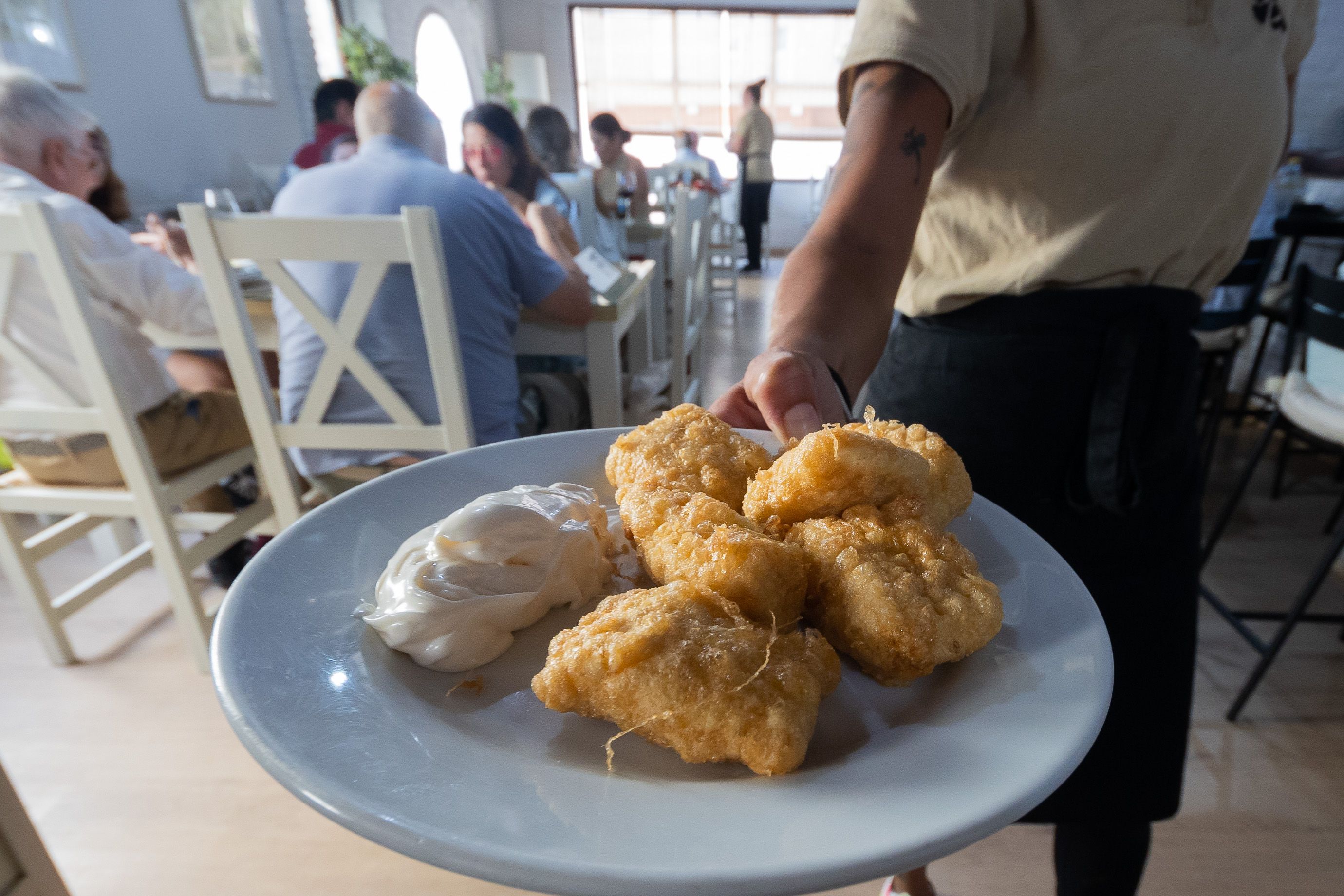 Una camarera de Bienteveo muestra una de las especialidades de la casa. Una camarera de Bienteveo muestra una de las especialidades de la casa.