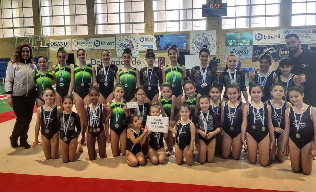 Las gimnastas de La Barca, antes de competir en Utrera.
