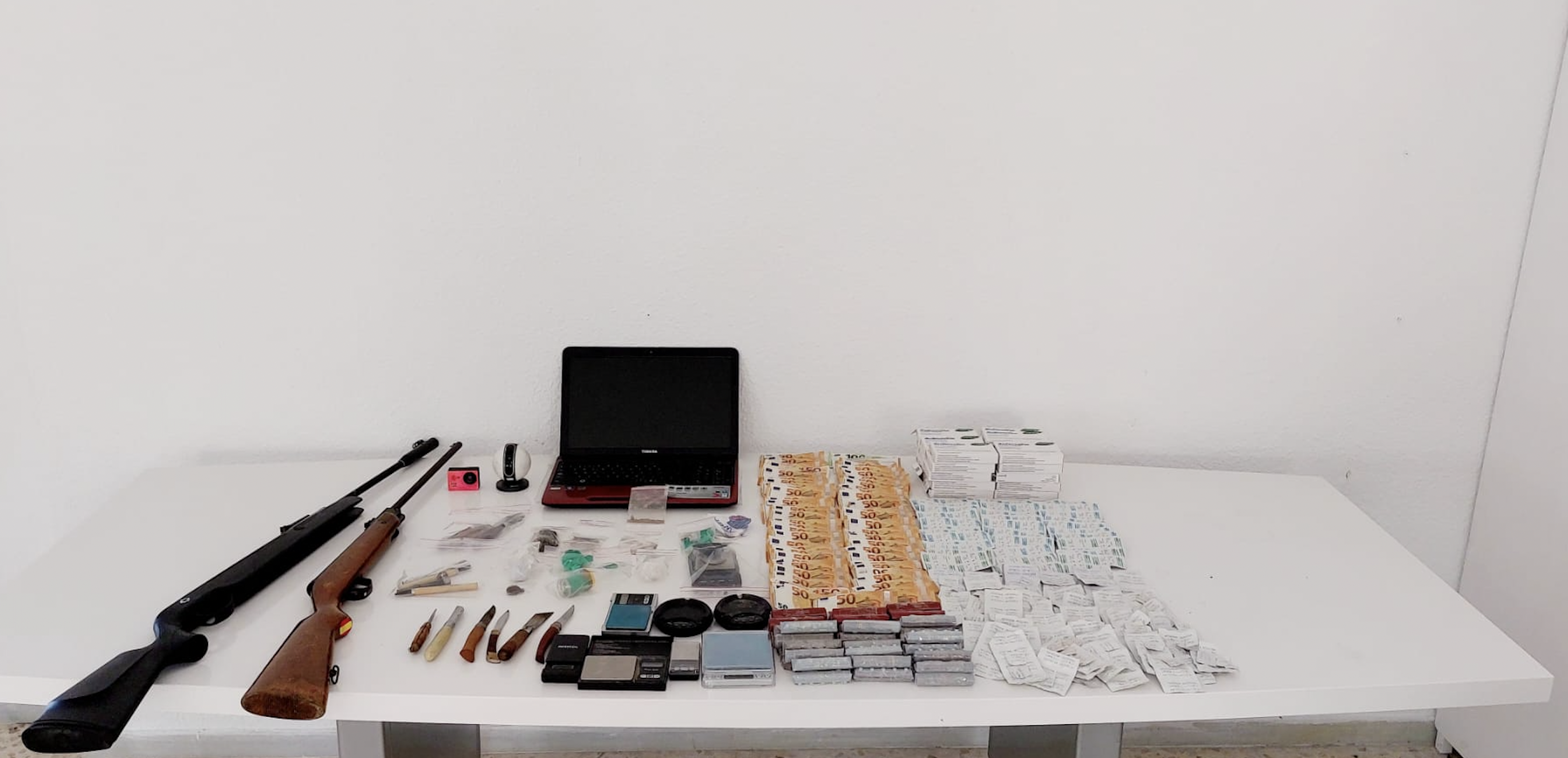 Material diverso, armas, dinero y droga incautados por la Guardia Civil en esta operación. 