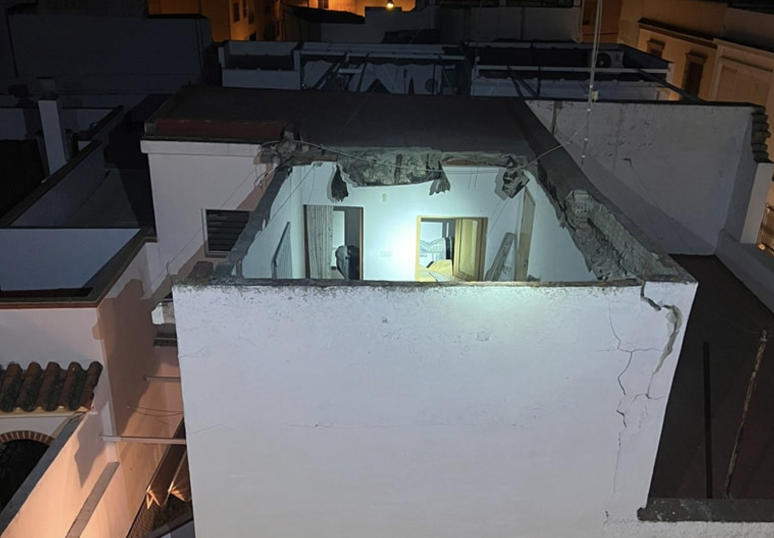 Susto en Chipiona tras derrumbarse un techo completo. 