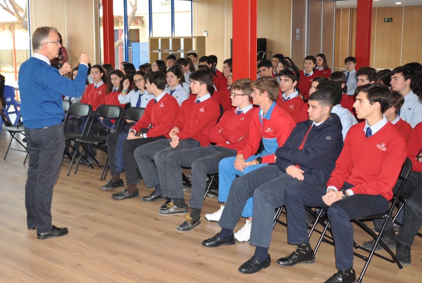 Alumnos del Centro Inglés asisten a una sesión sobre orientación académica. FOTO: CENTRO INGLÉS