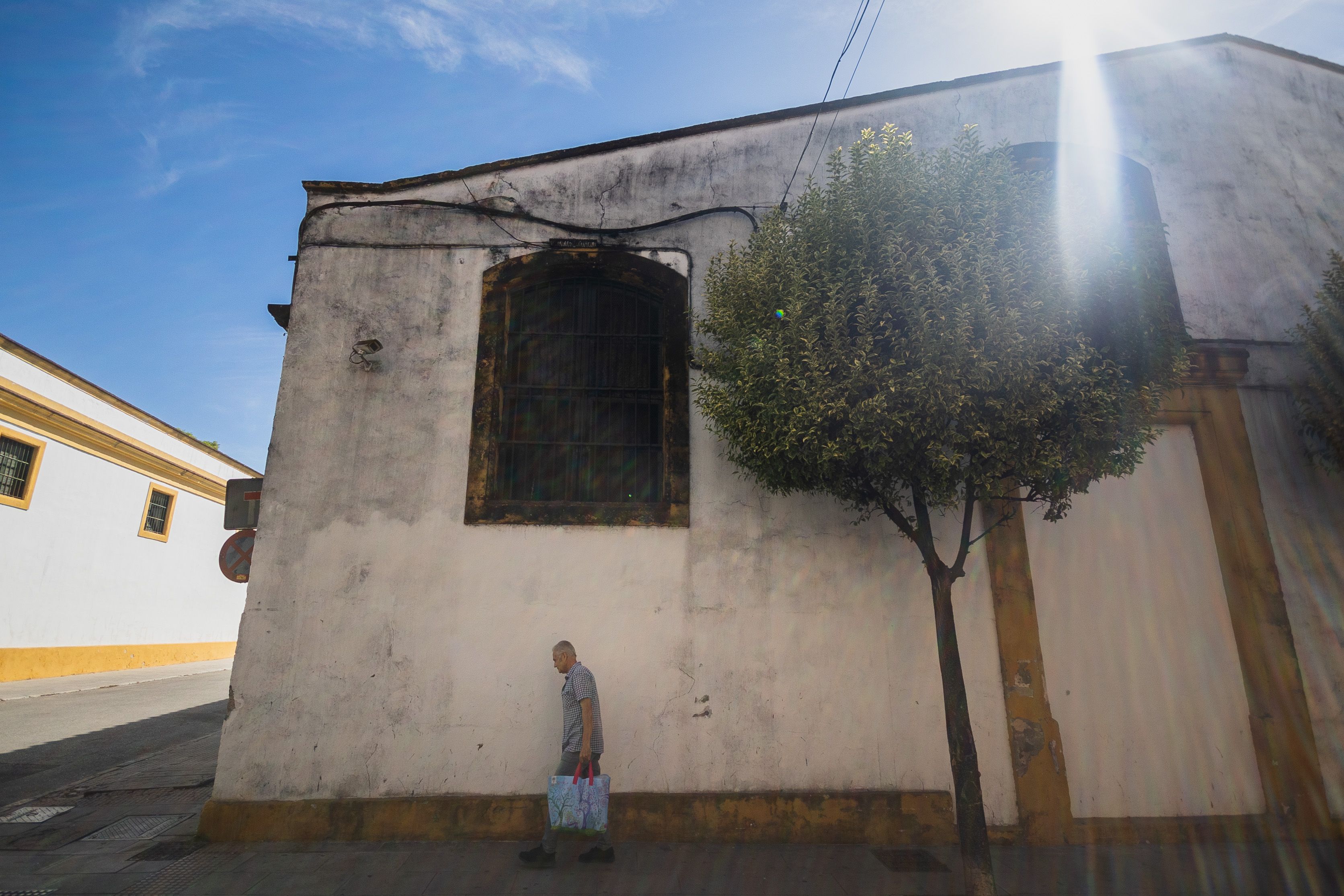 La calle Lealas esquina con Cervantes, otra vía dominada por los aromas bodegueros.     MANU GARCÍA 