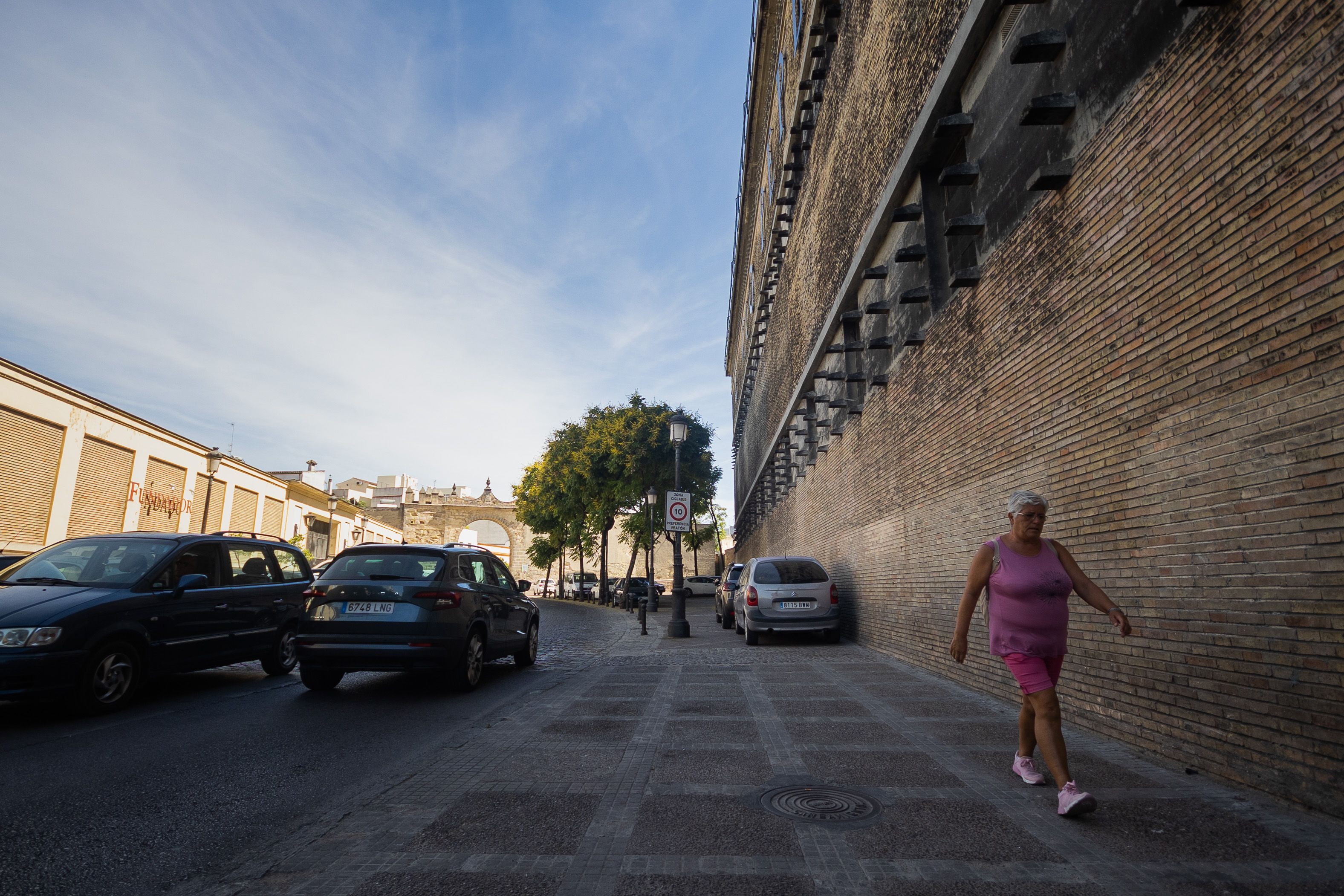 La Calzada del Arroyo con el muro de la bodega de González Byass.     MANU GARCÍA