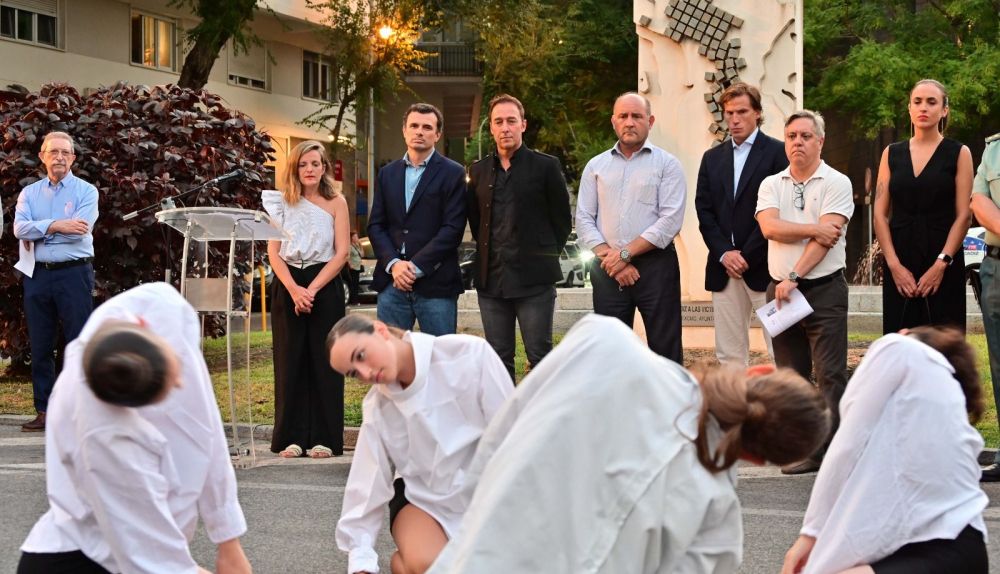 Acto de homenaje a las víctimas de la explosión del 47 en Cádiz, el pasado agosto, en la glorieta que iba a cambiar de nombre.