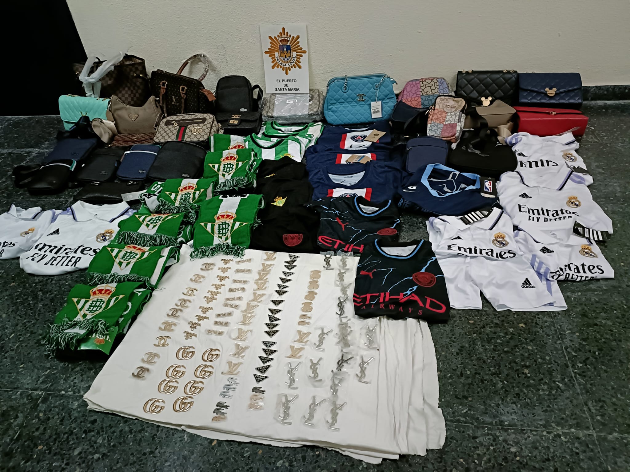 Los productos falsificados decomisados por la Policía de El Puerto.