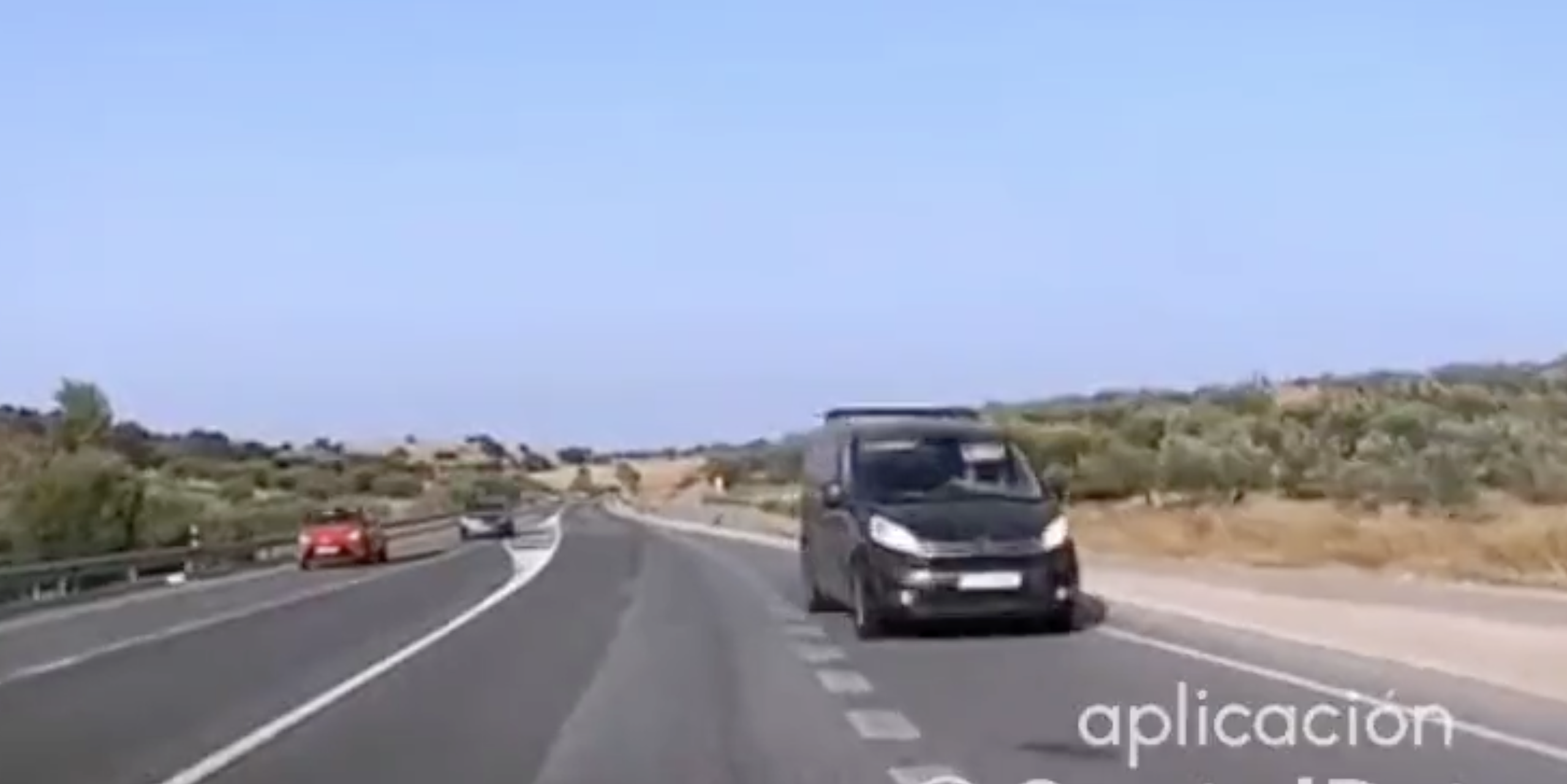 Un momento de la incorporación en sentido contrario de un coche en Málaga.