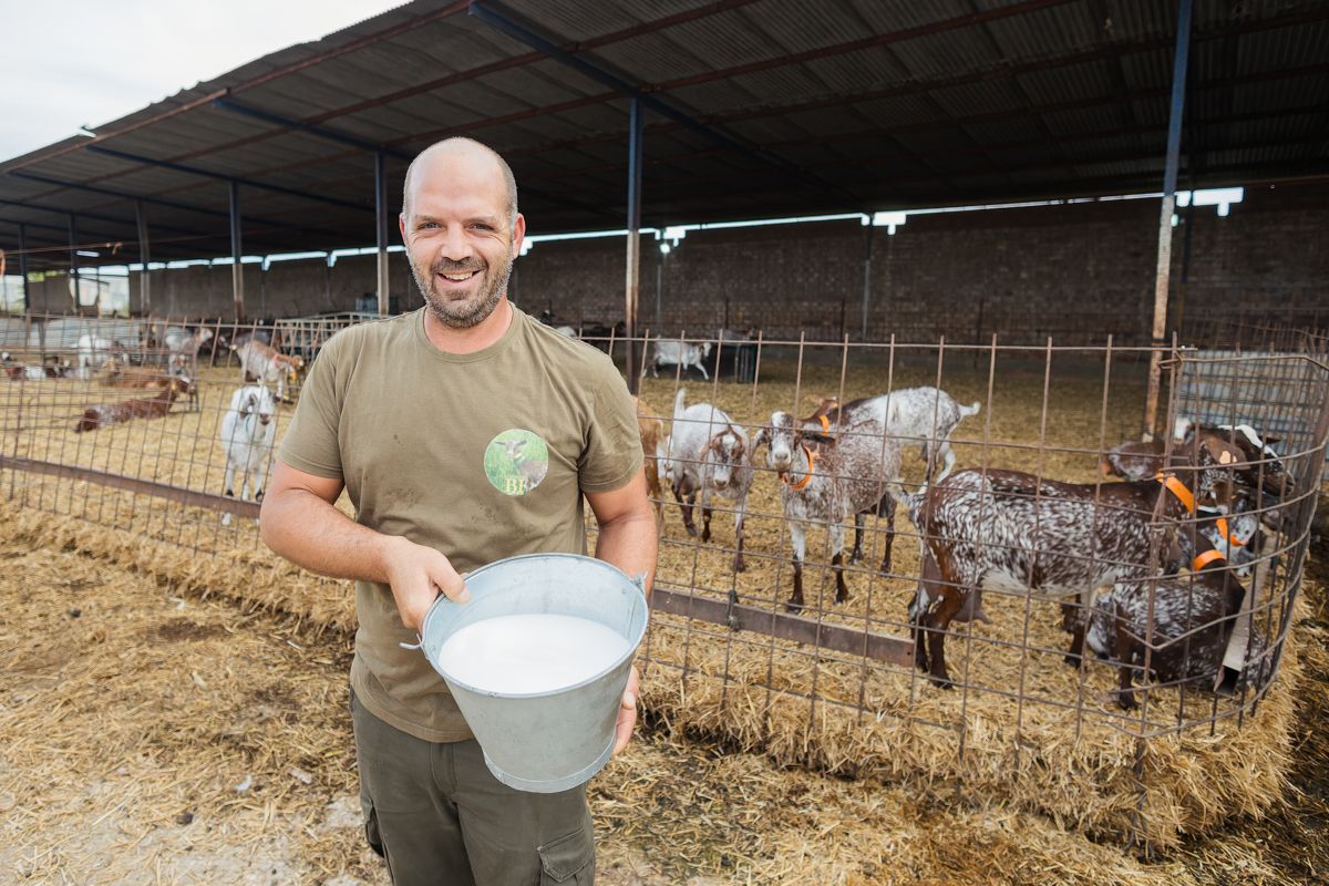 Sergio Benítez García en su explotación ganadera. 