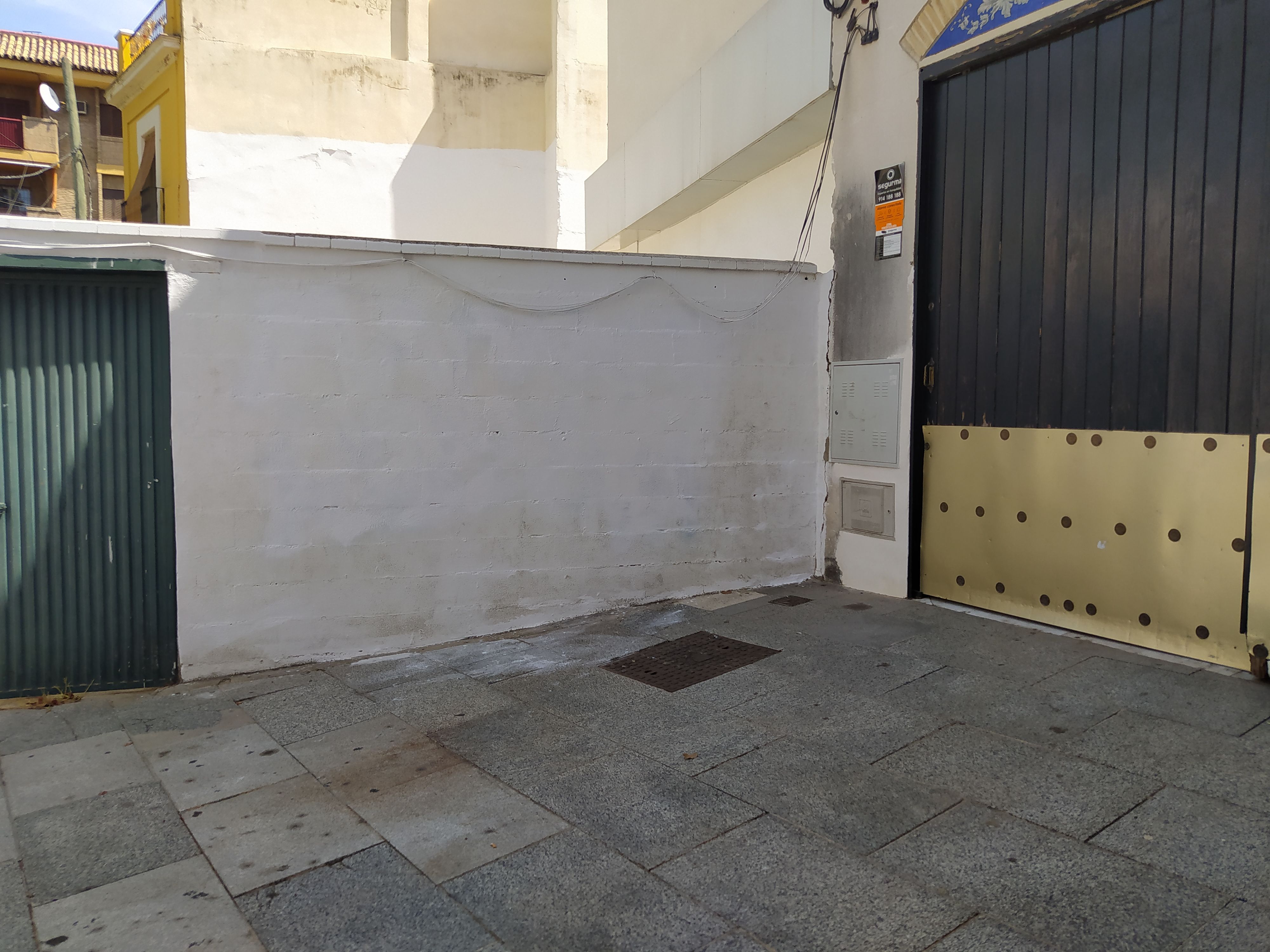 El muro de San Julián, tras la eliminación de las pintadas homófobas, este domingo en Sevilla.