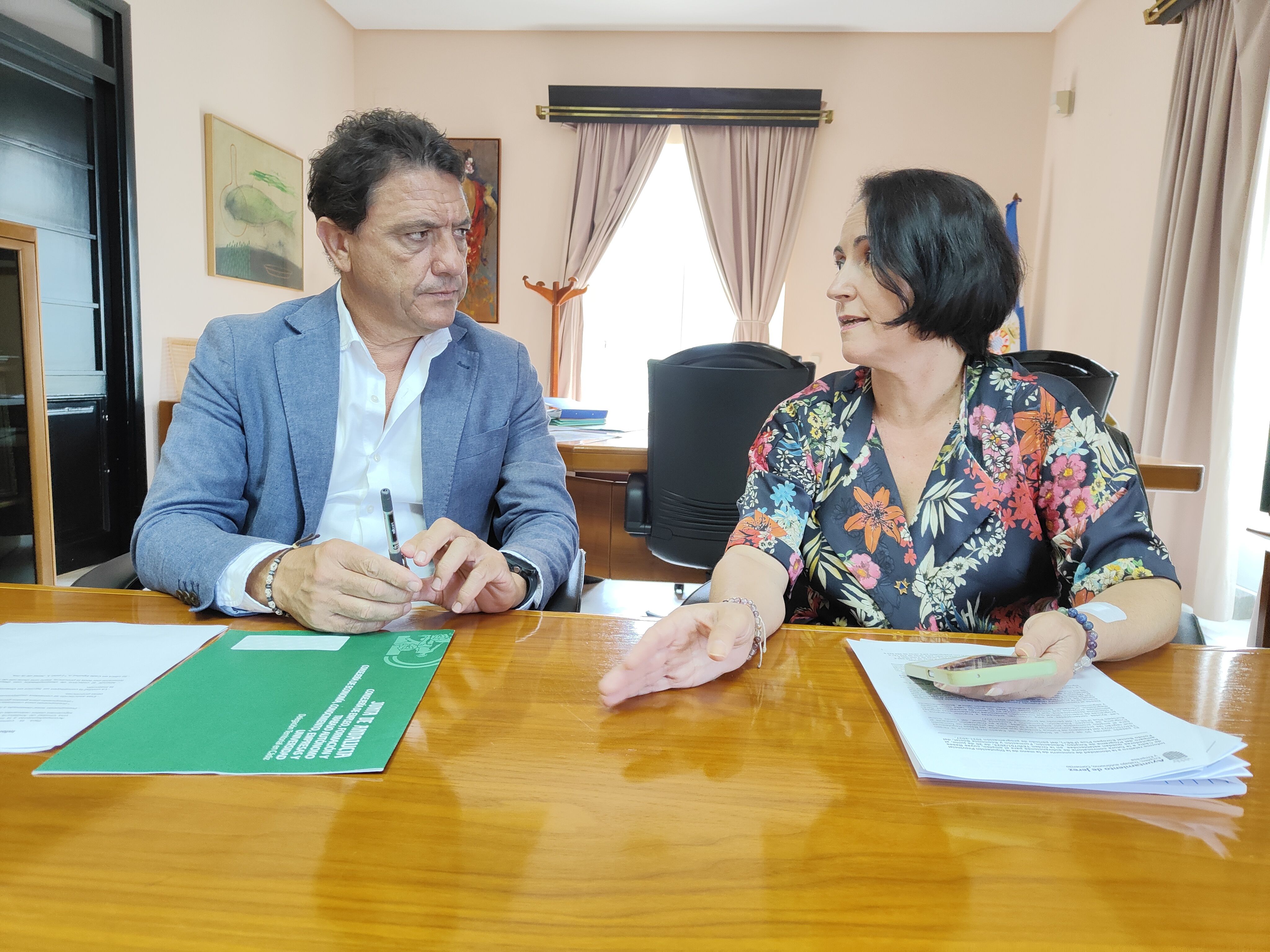 Daniel Sánchez, delegado territorial de Empleo, en una reunión con la delegada Nela García.