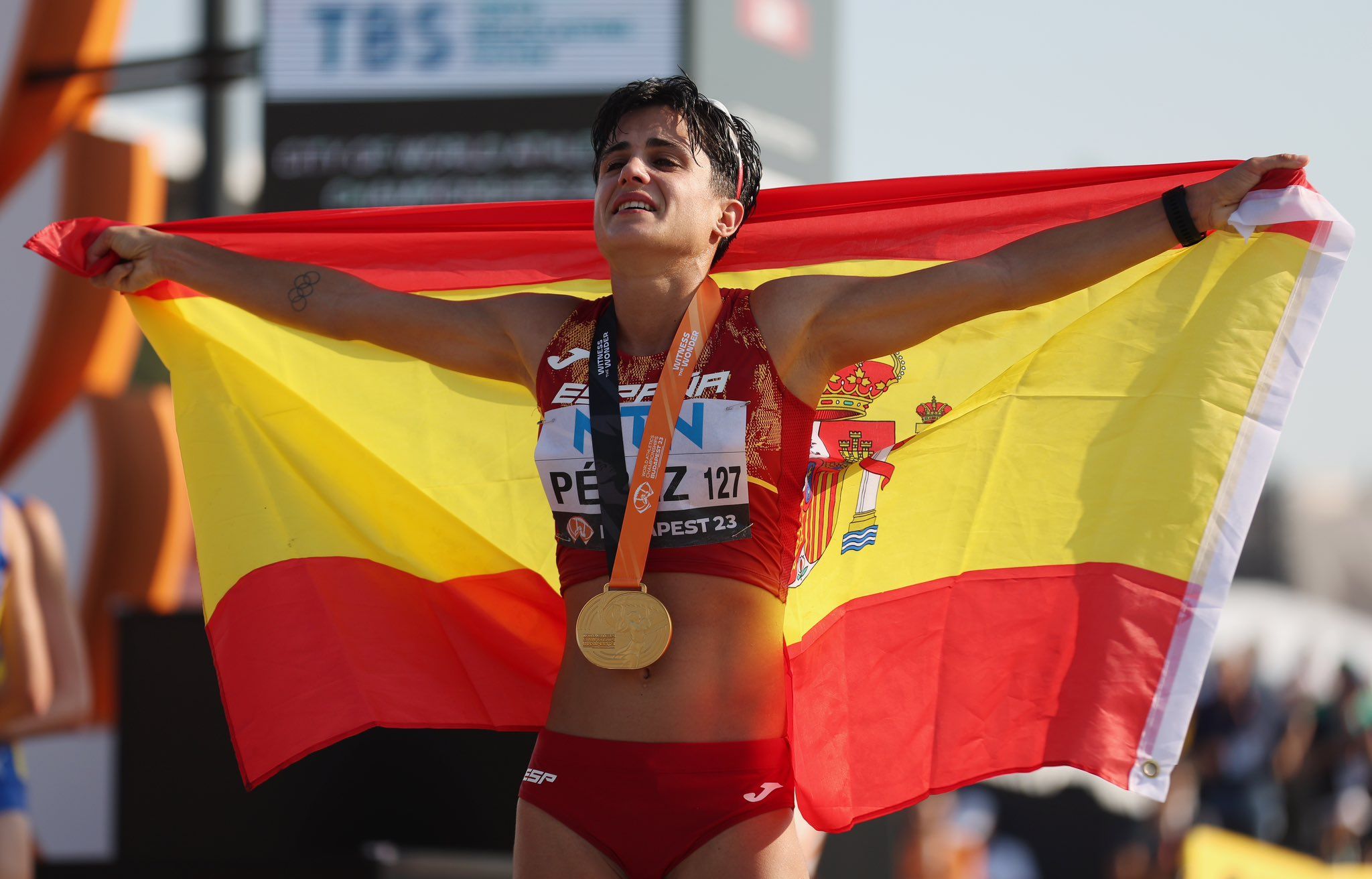 María Pérez, tras lograr el oro en 20 kilómetros marcha este domingo en el Mundial.
