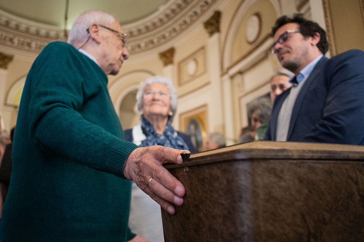 Miguel y Concepción, con los restos de su padre Alfonso López Quera, junto al alcalde de Cádiz, José María González. FOTO: MANU GARCÍA