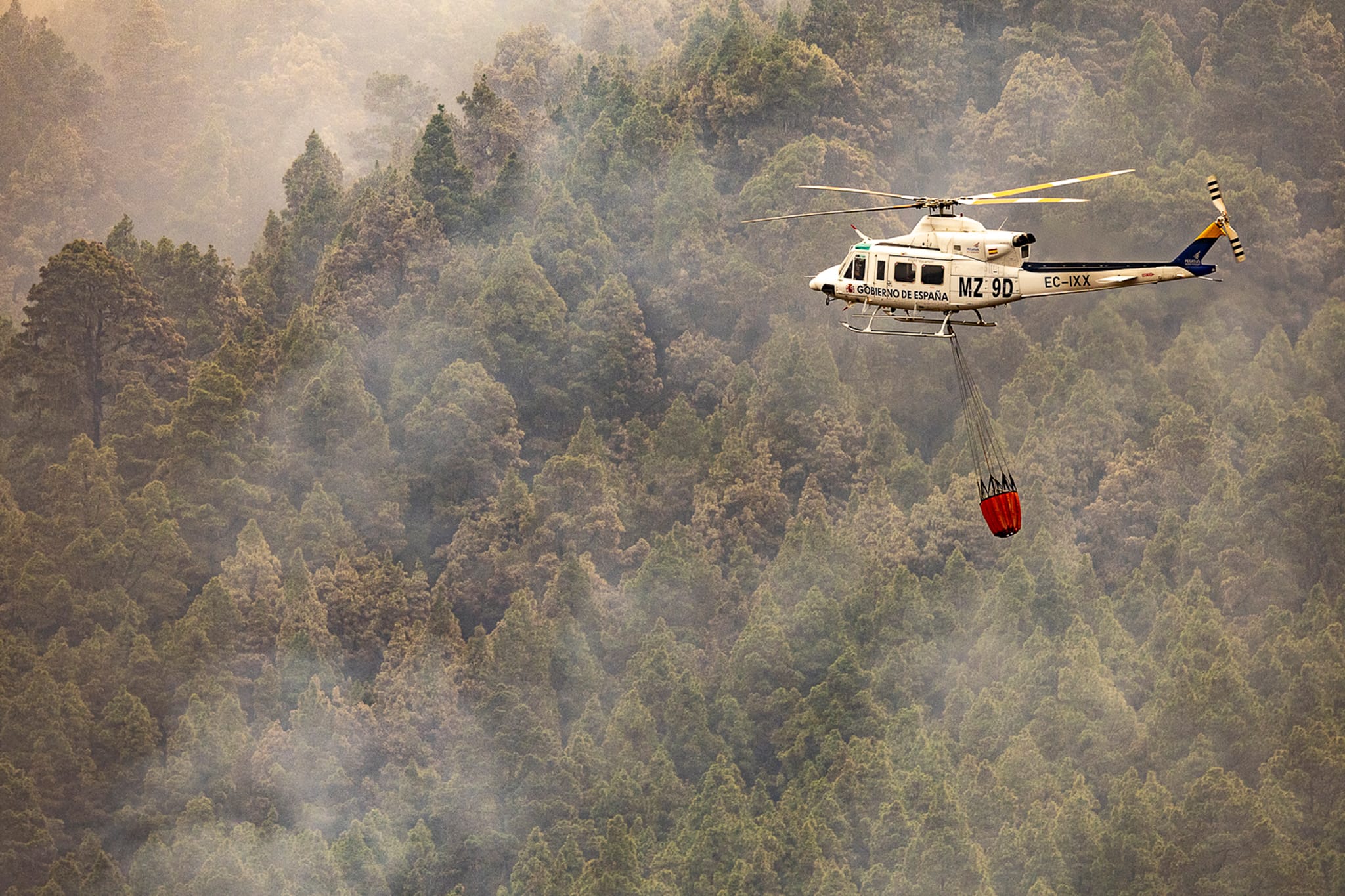 Un helicóptero trabaja para sofocar el incendio de Tenerife.