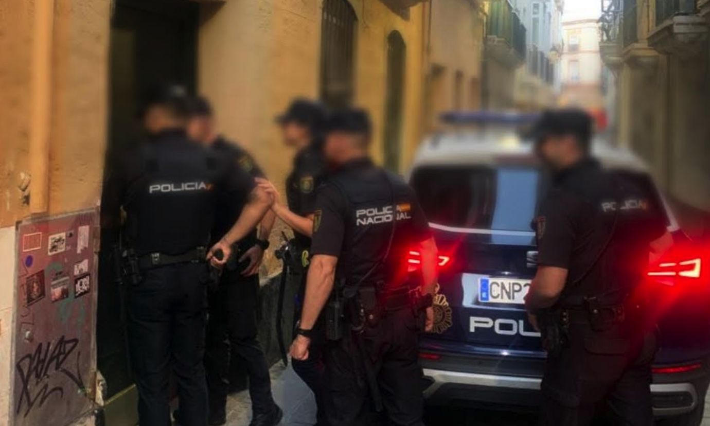 La Policía Nacional interviene en los históricos del 'rebujito' en el centro histórico de Cádiz.