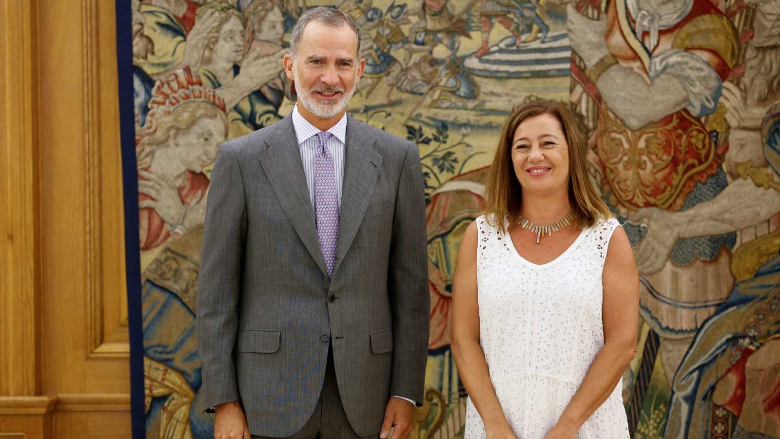 El Rey Felipe VI con la presidenta del Congreso, Francina Armengol.
