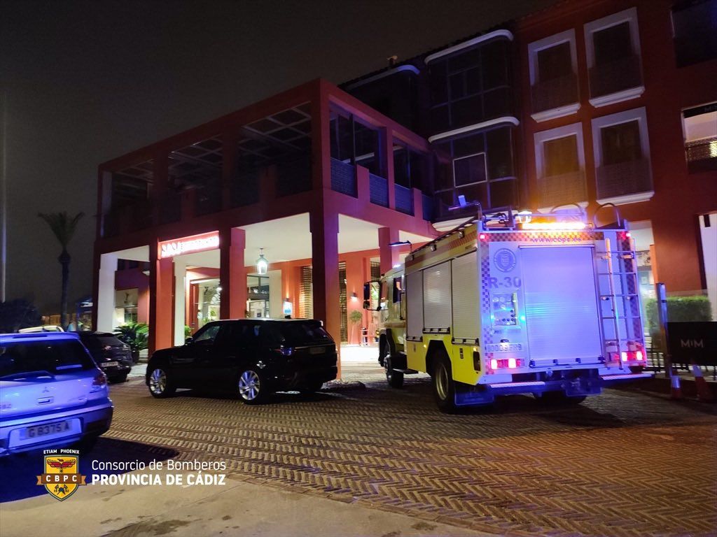 Incendio en un hotel lleno de turistas en Sotogrande. BOMBEROS
