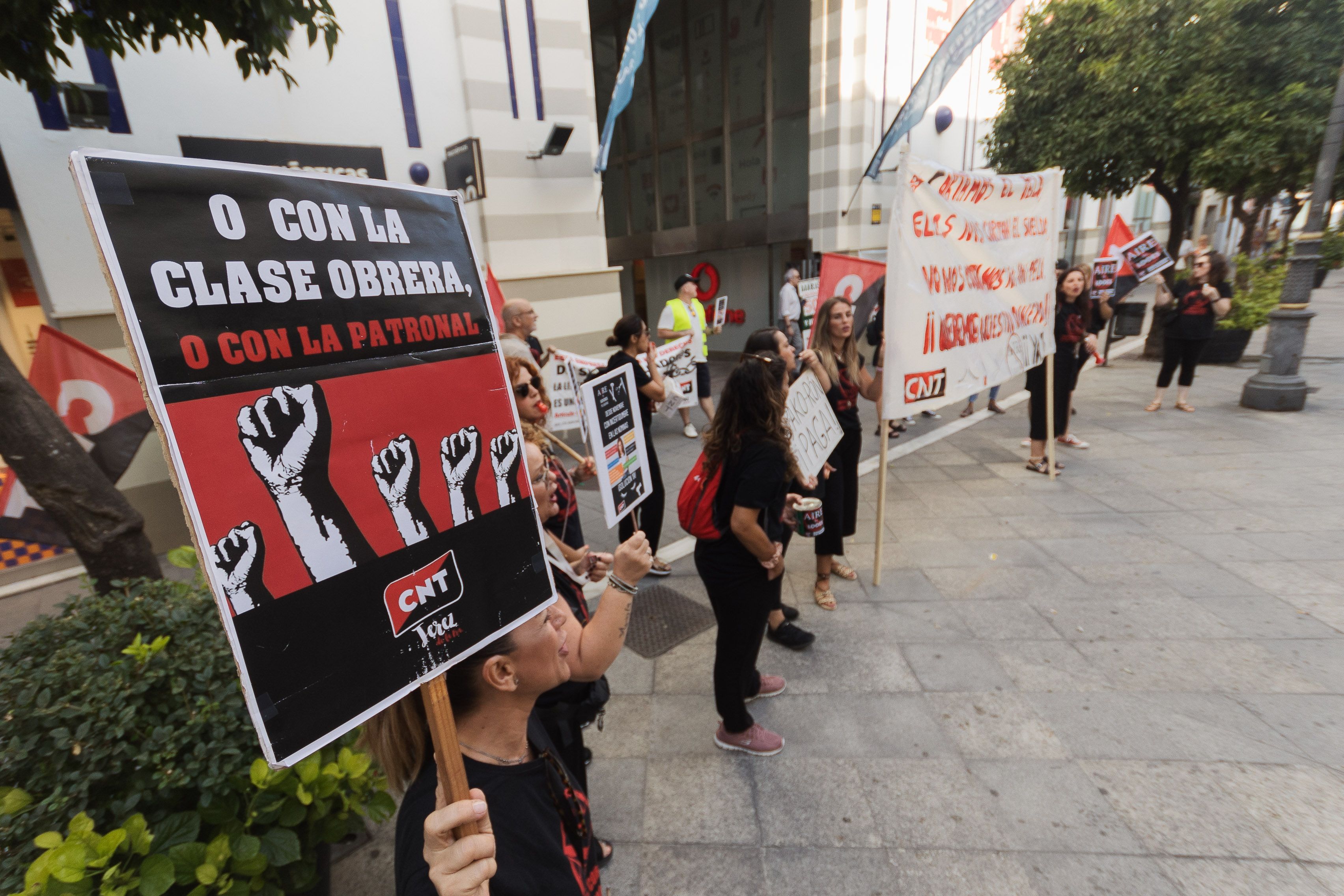 Protesta de las peluqueras de Aire by Looks en la calle Larga de Jerez este pasado lunes.