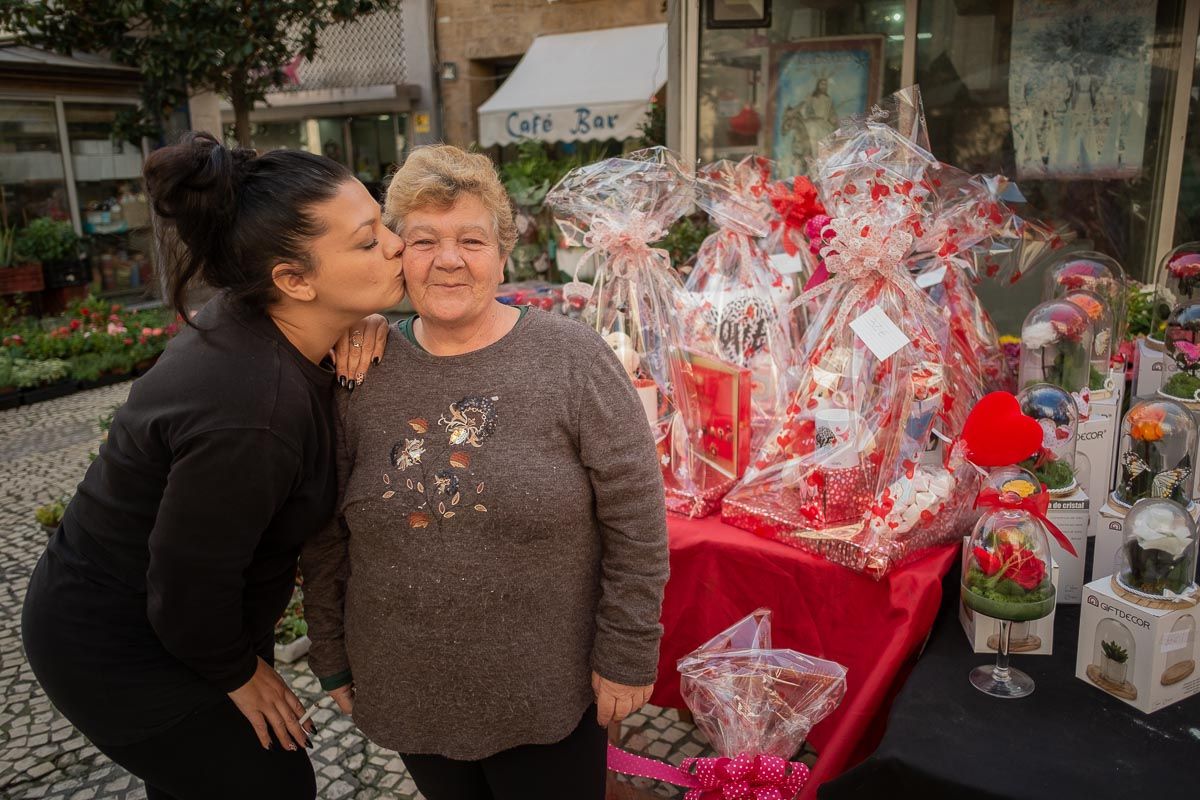 Familias que resisten por amor a las flores y dan color a la plaza más  bonita de Cádiz