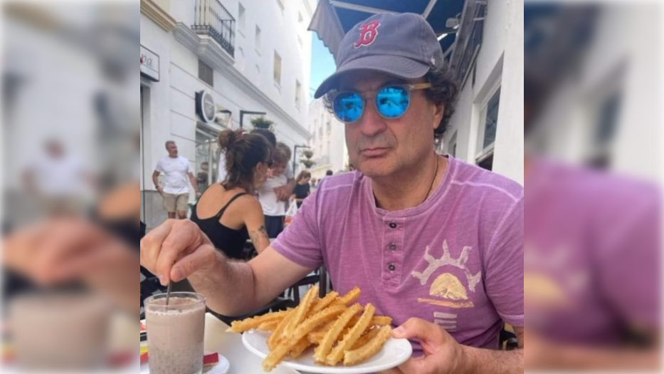 Pepe Rodríguez, de 'MasterChef', disfrutando de unos churros en un famoso bar de Chiclana. REDES