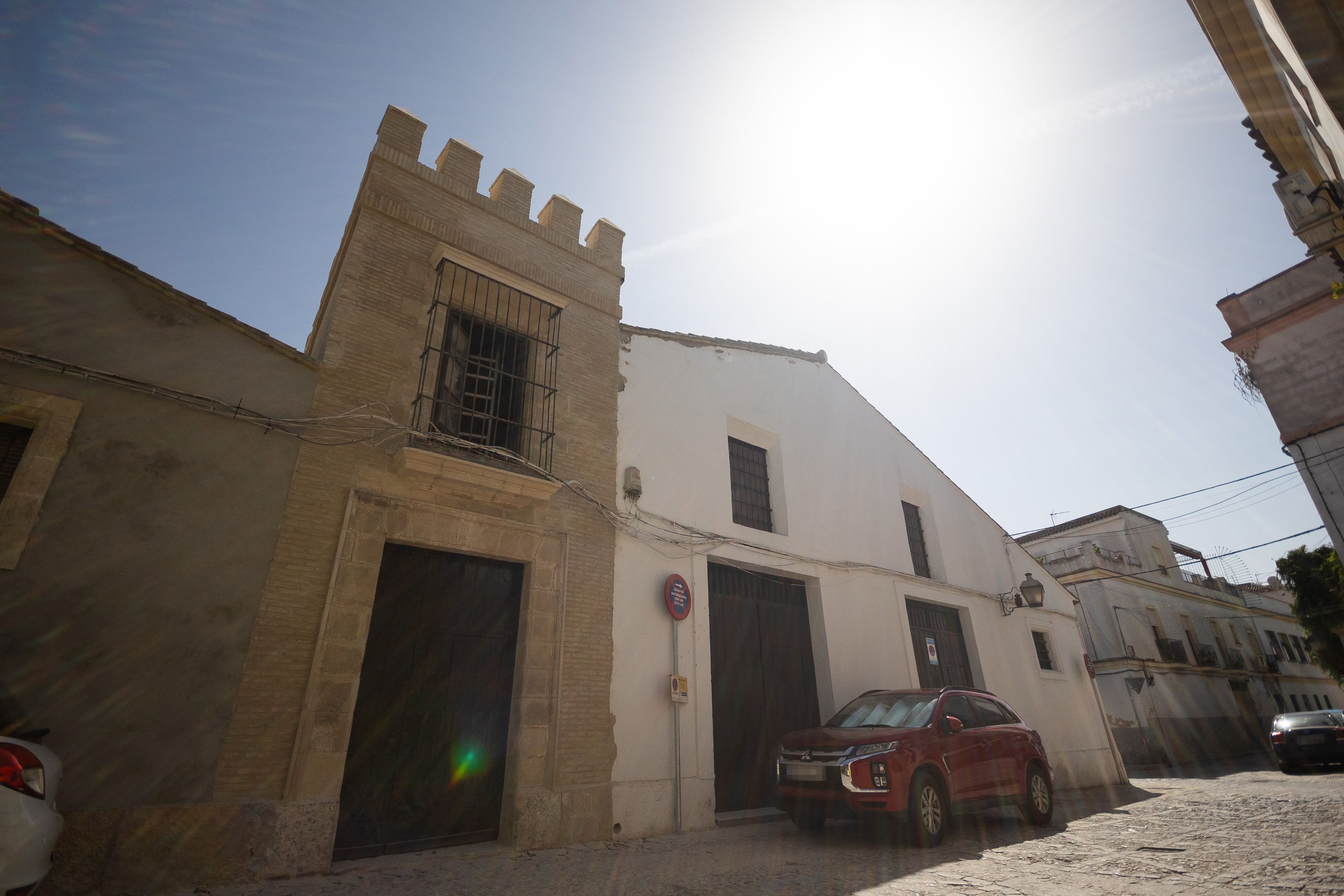 La casa a la que se le han añadido las almenas que se ha rehabilitado en la calle Mendoza.