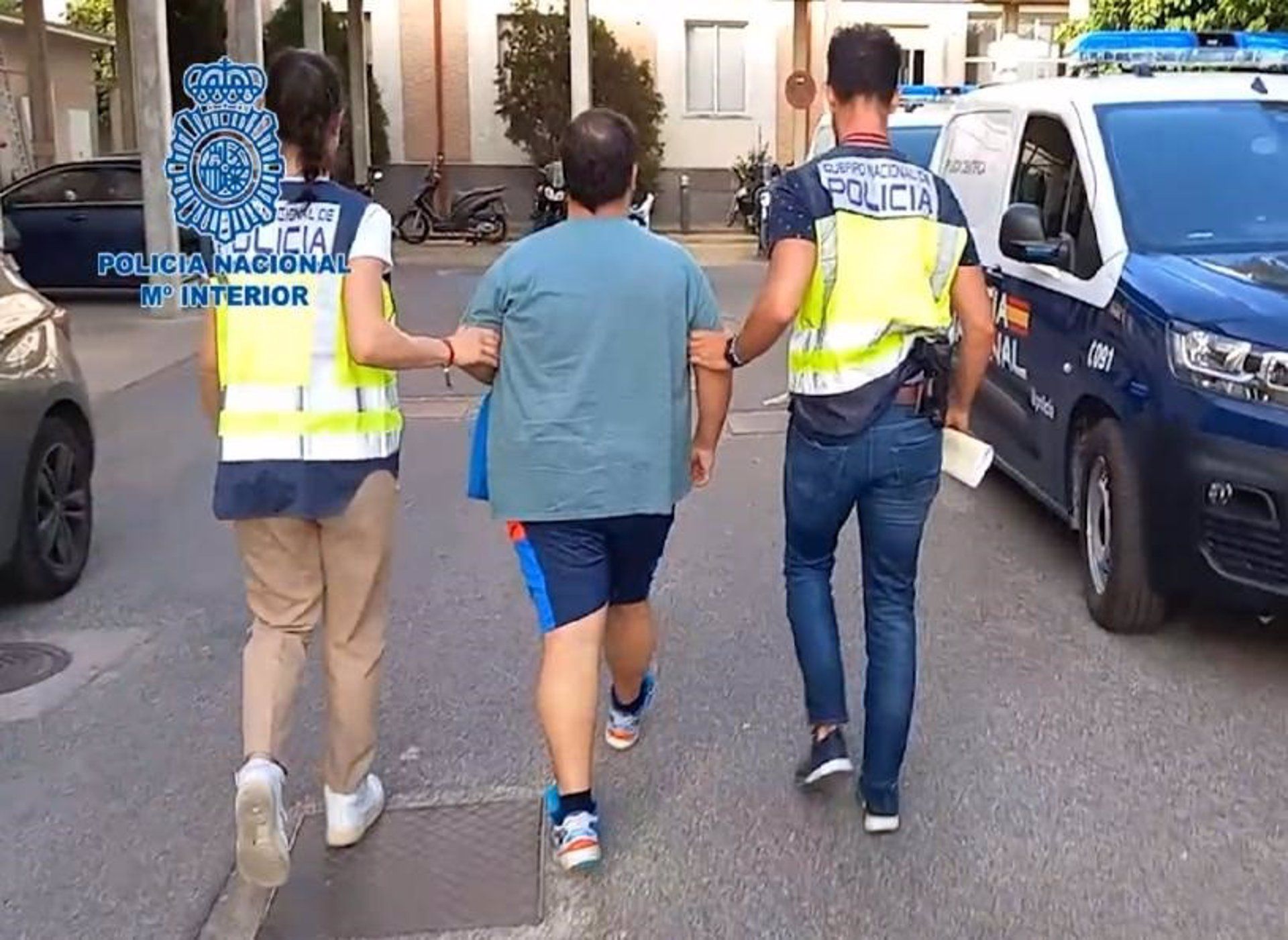 El detenido es conducido por agentes al vehículo de la Policía. - POLICÍA NACIONAL