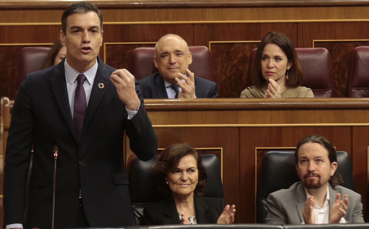 Pedro Sánchez, en el Congreso junto a los vicepresidentes Carmen Calvo y Pablo Iglesias. FOTO: MONCLOA