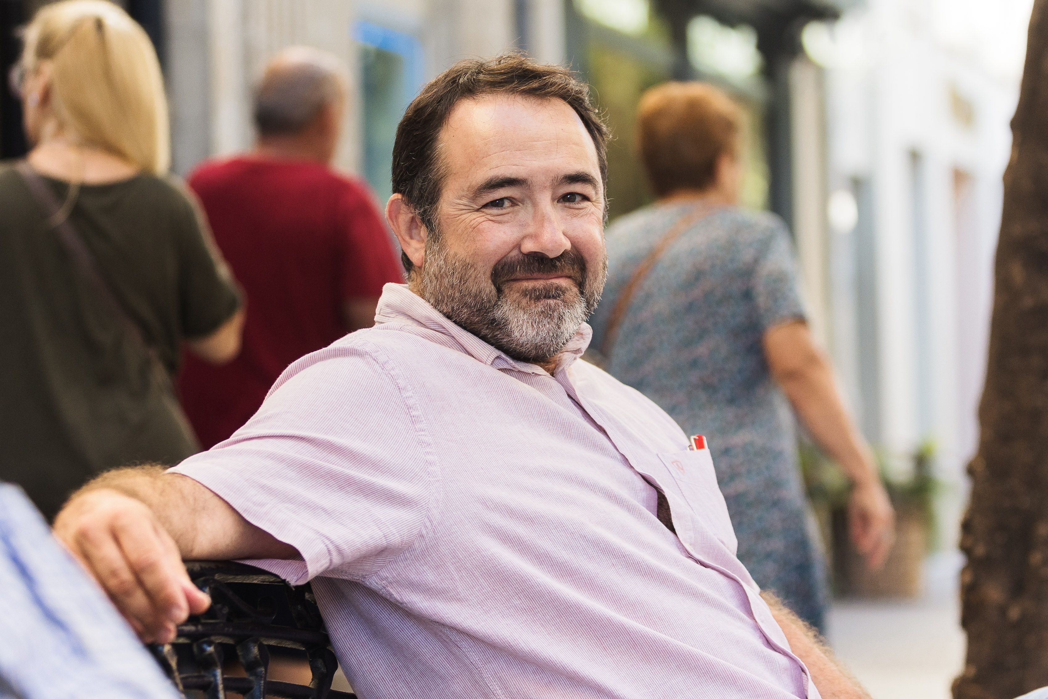 El consultor ambiental posa para lavozdelsur.es tras la entrevista.