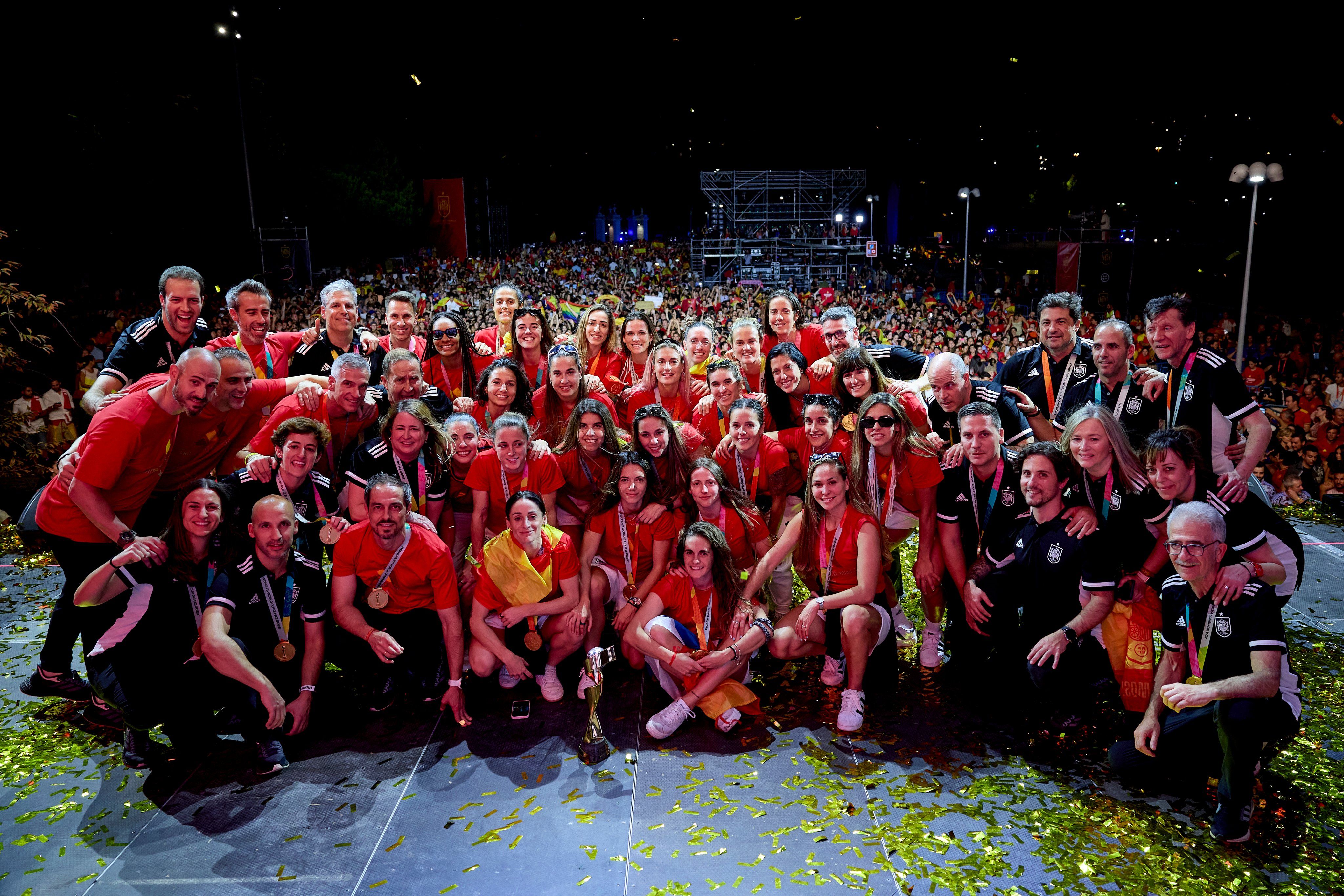 Las jugadoras de la Selección Española Femenina de Fútbol posan este lunes tras venir de Sidney con la Copa del Mundo