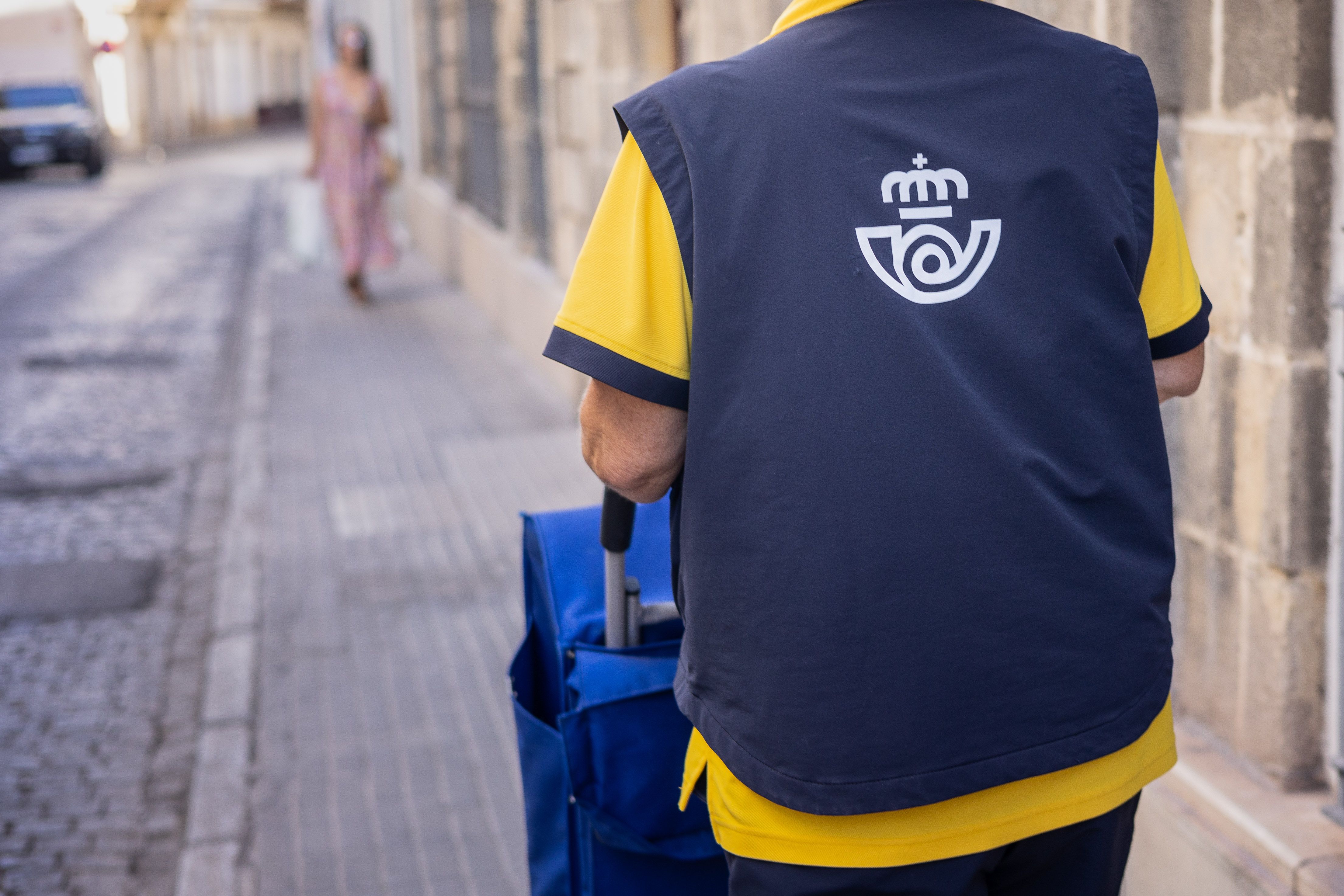 Una trabajadora de Correos. 