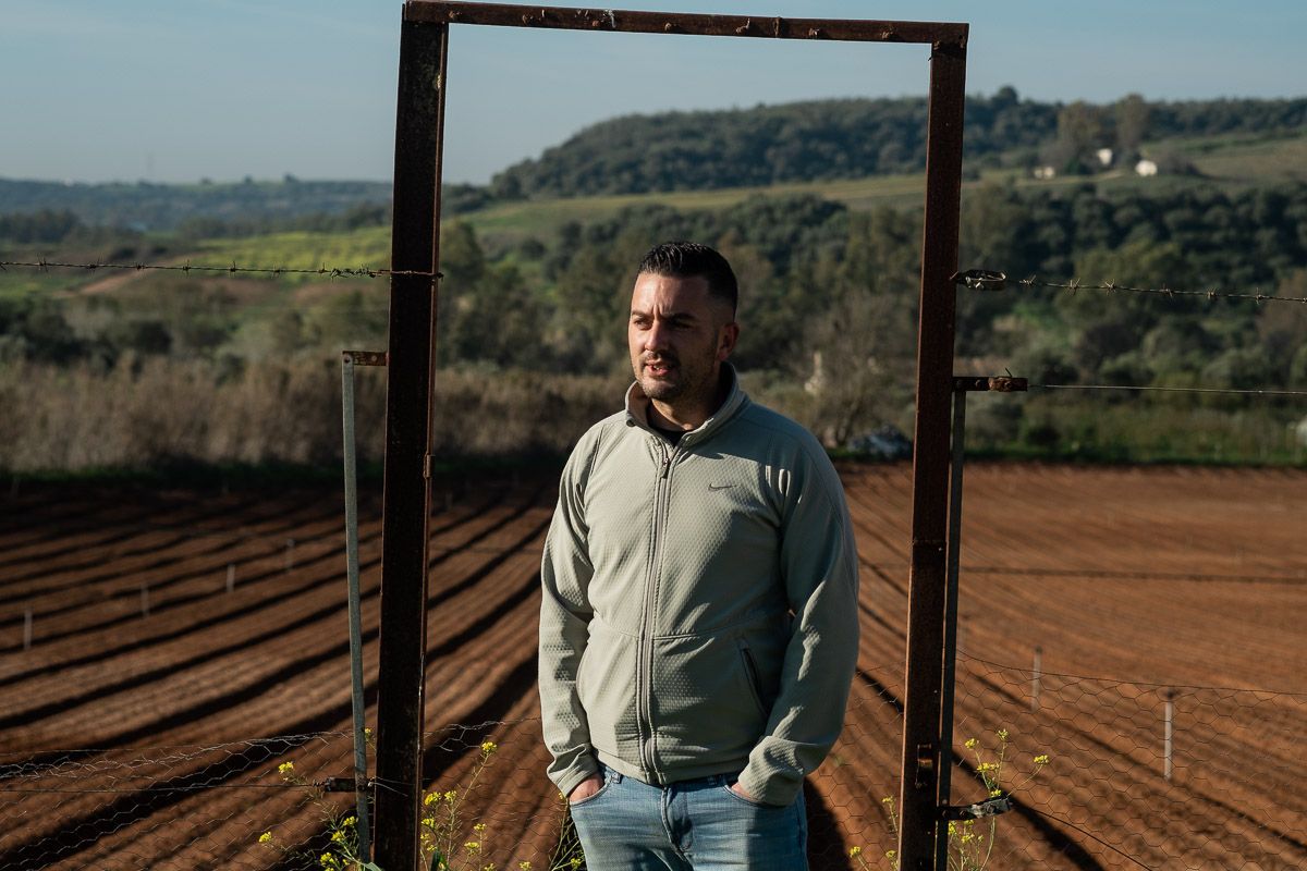 Ismael Vázquez, un joven agricultor de Arcos, junto a los terrenos que cultiva. FOTO: MANU GARCÍA