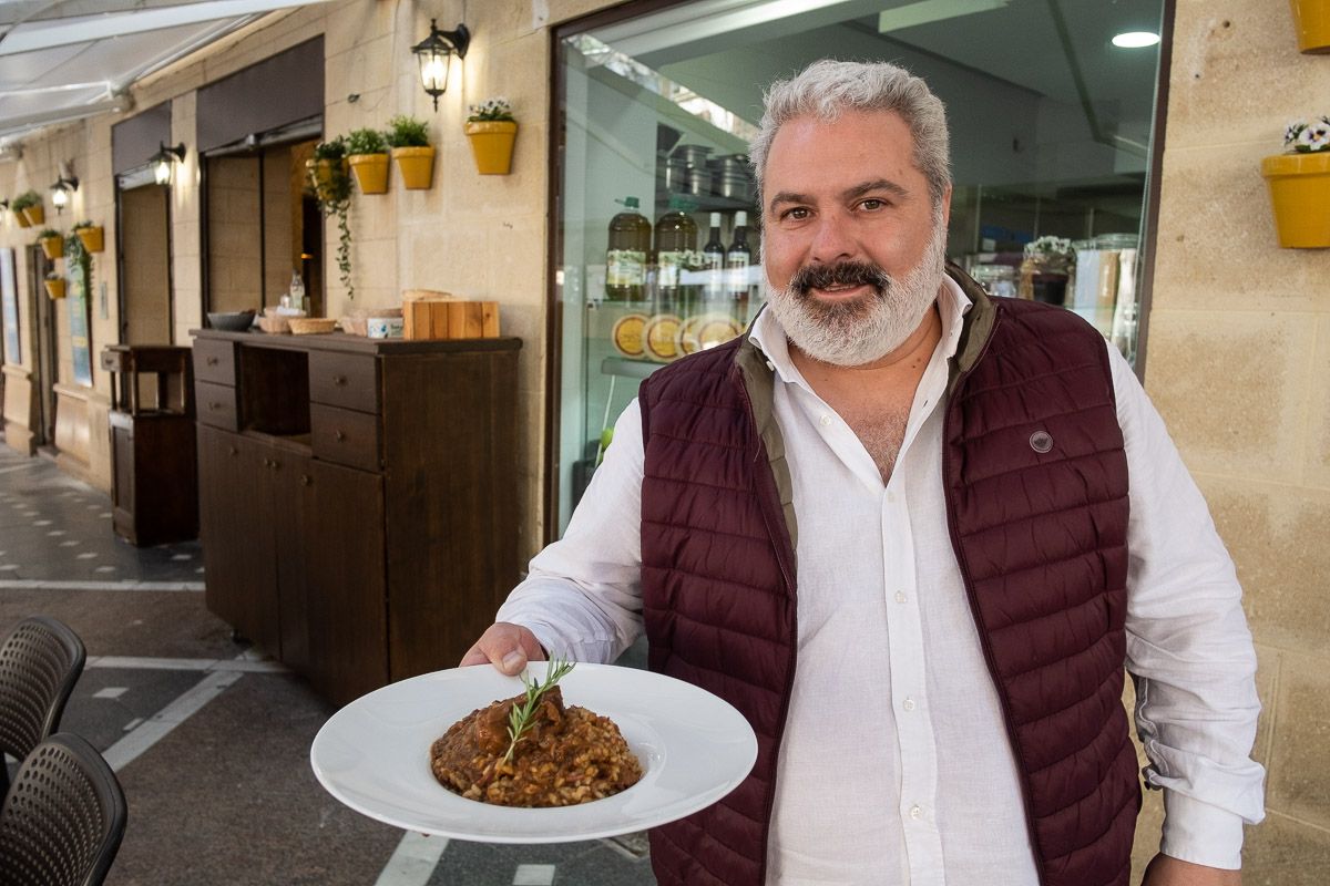 Juan Antonio Morilla posa con uno de sus platos estrella, arroz meloso con carrillá al oloroso. FOTO: MANU GARCÍA.