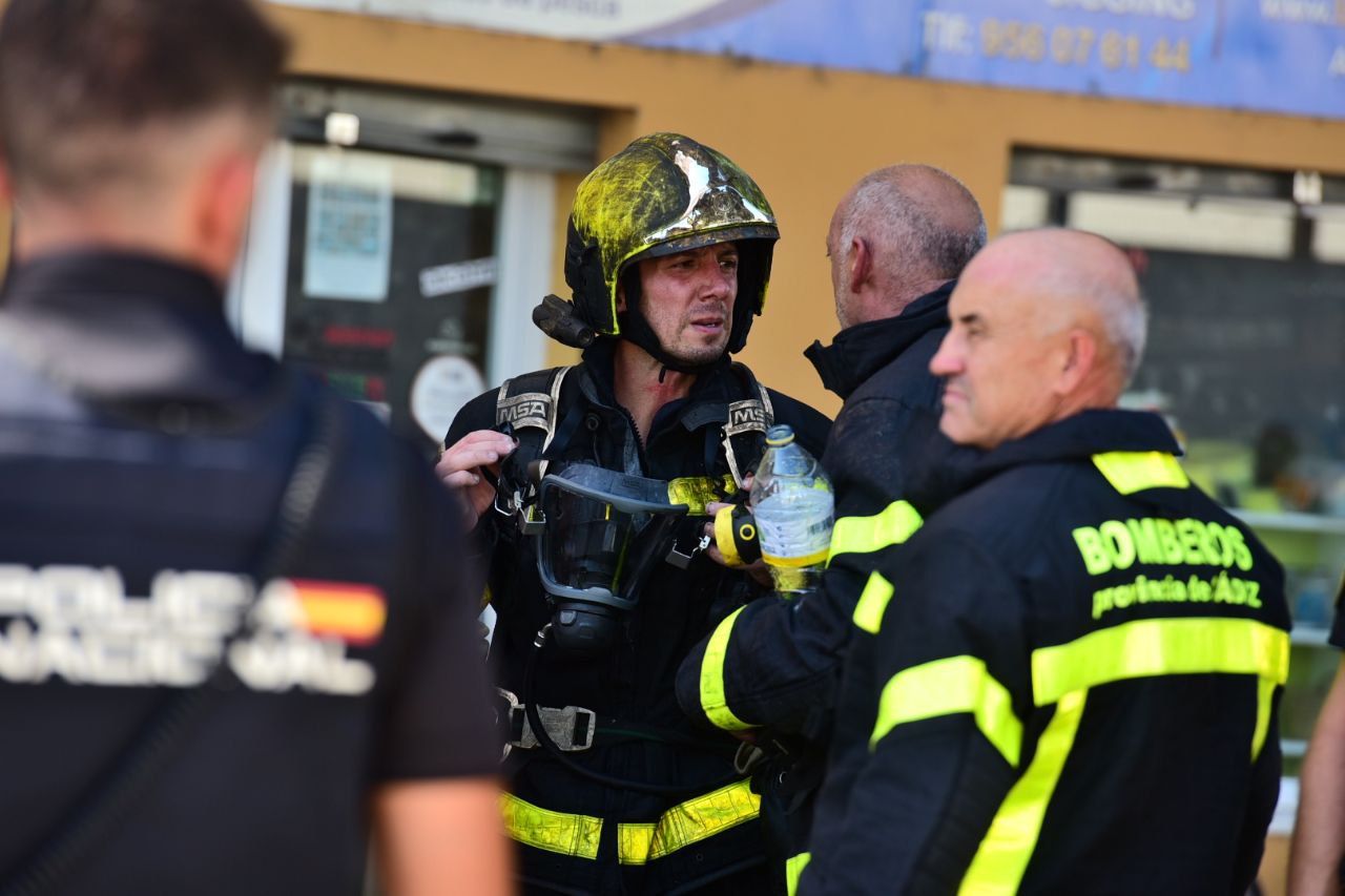Un incendio en Cádiz, en una imagen reciente con presencia de bomberos.