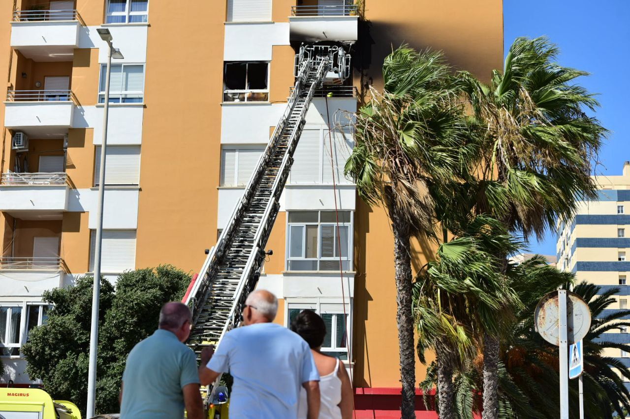 Una escala, sobre el piso incendiado en Cádiz.