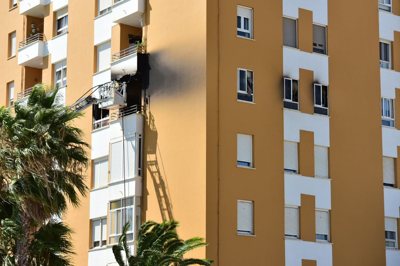 El humo del piso incendiado.