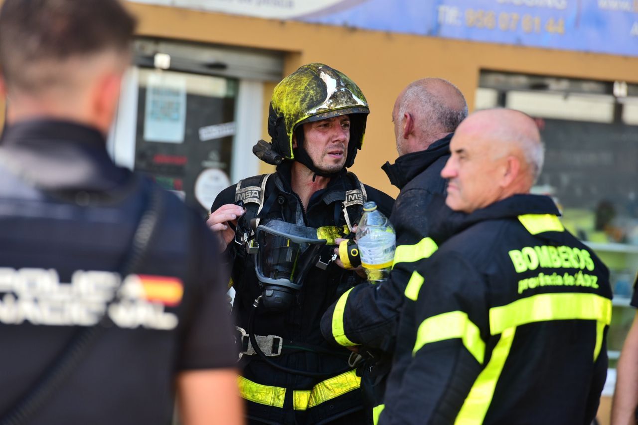 Bomberos trabajan sobre el terreno.