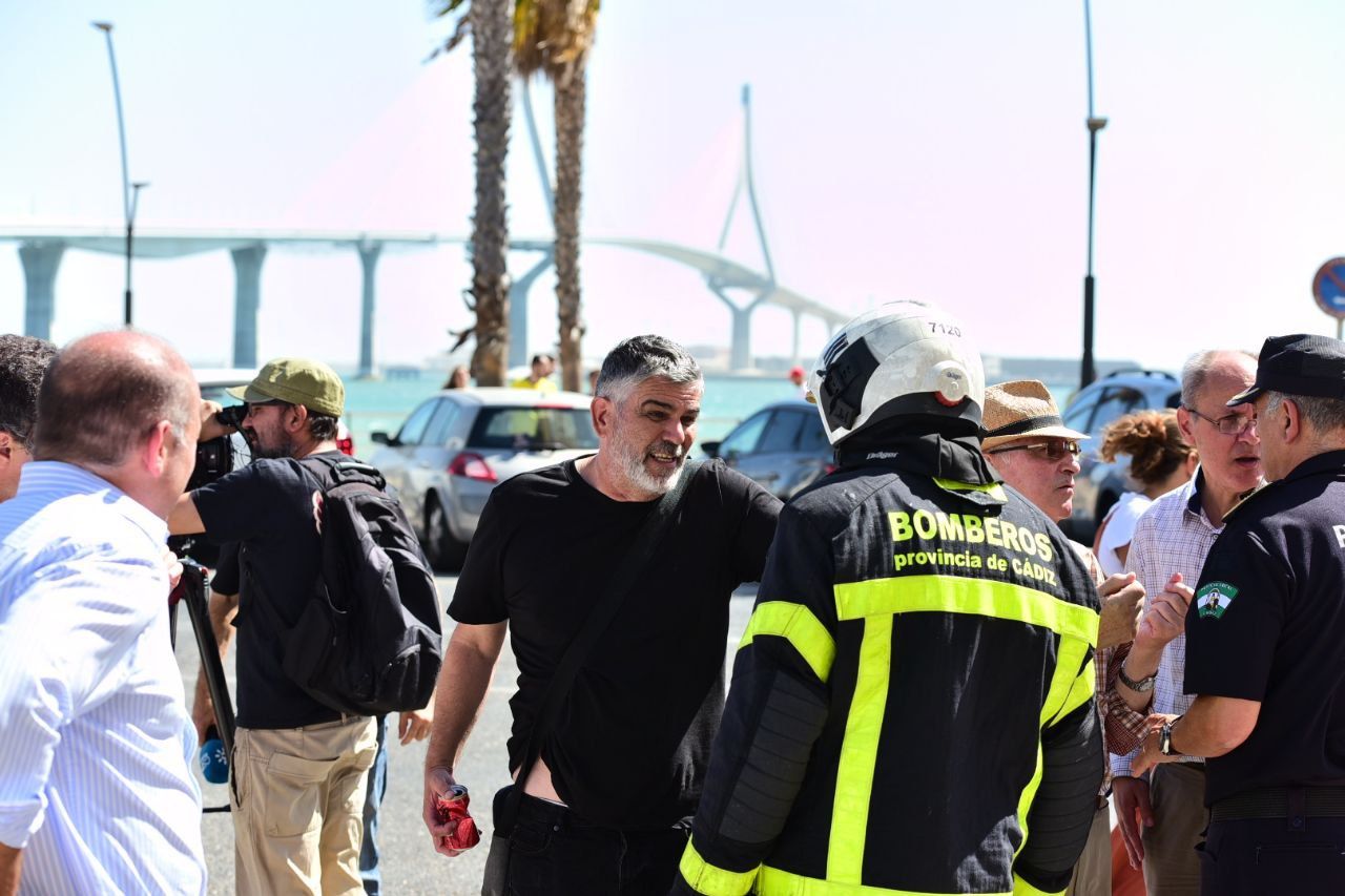 Varias personas, ante la zona acordonada por la Policía.