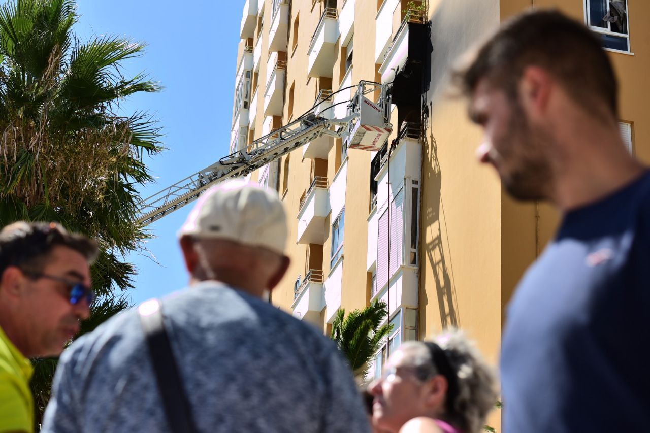 Vecinos miran con preocupación el incendio en Cádiz.