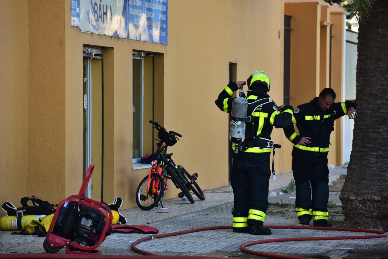 Bomberos se recuperan tras acceder a la vivienda en Cádiz.
