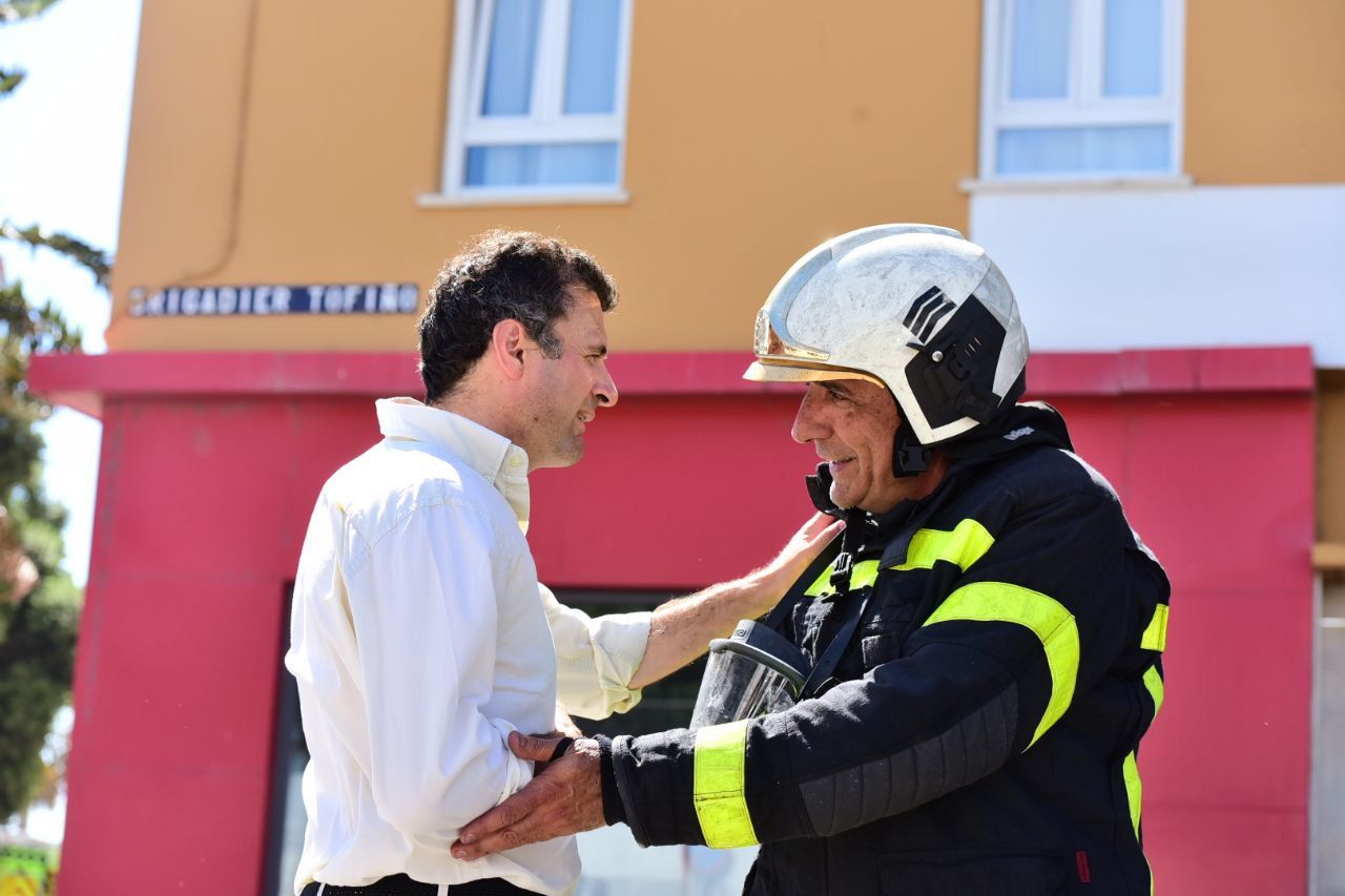 Bruno García, con un efectivo de bomberos.