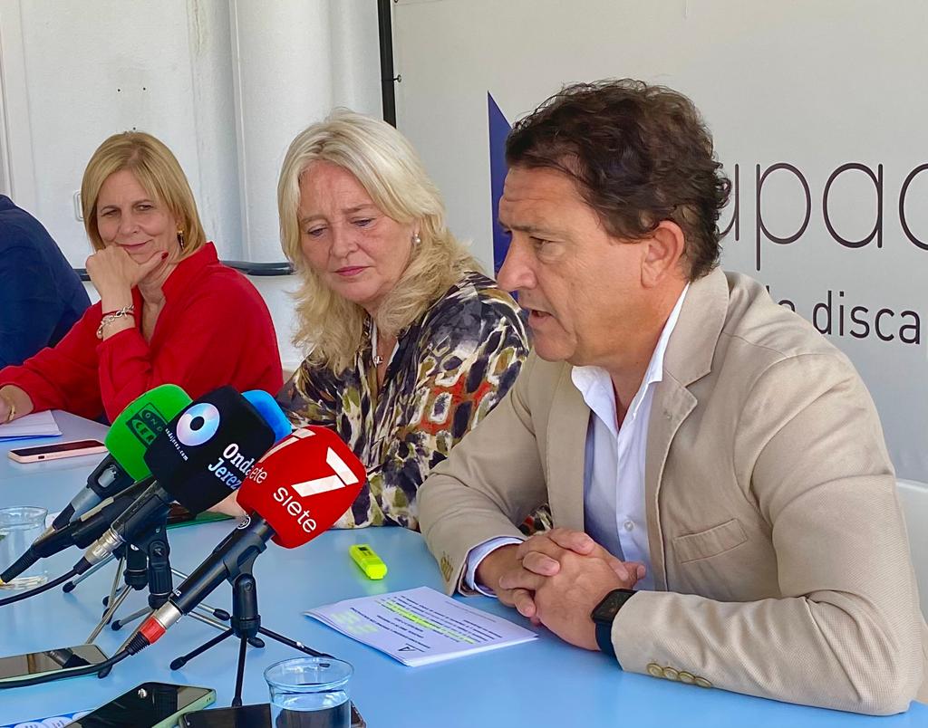 El delegado de Empleo junto a la delegada de Gobierno Andaluz en Cádiz y la alcaldesa de Jerez, presentando las ayudas concedidas a FAISEM.