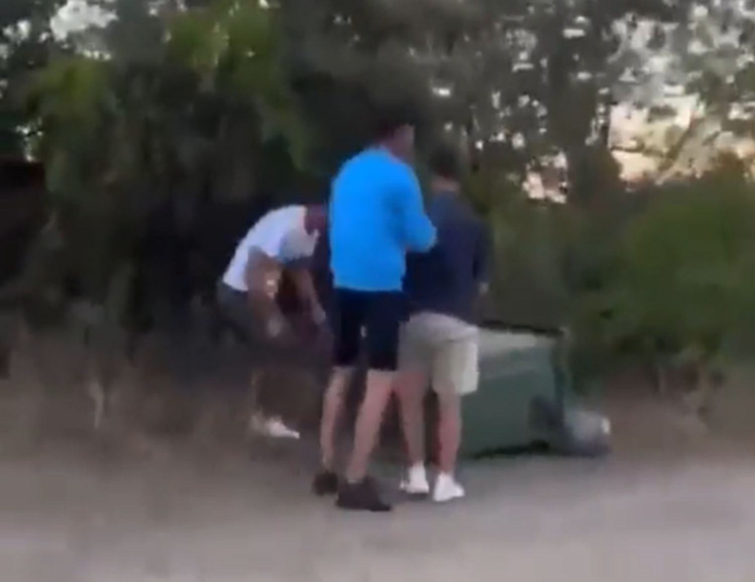 Un momento del vídeo donde se ve al alcalde de Trevélez, en Granada, volcando un contenedor.