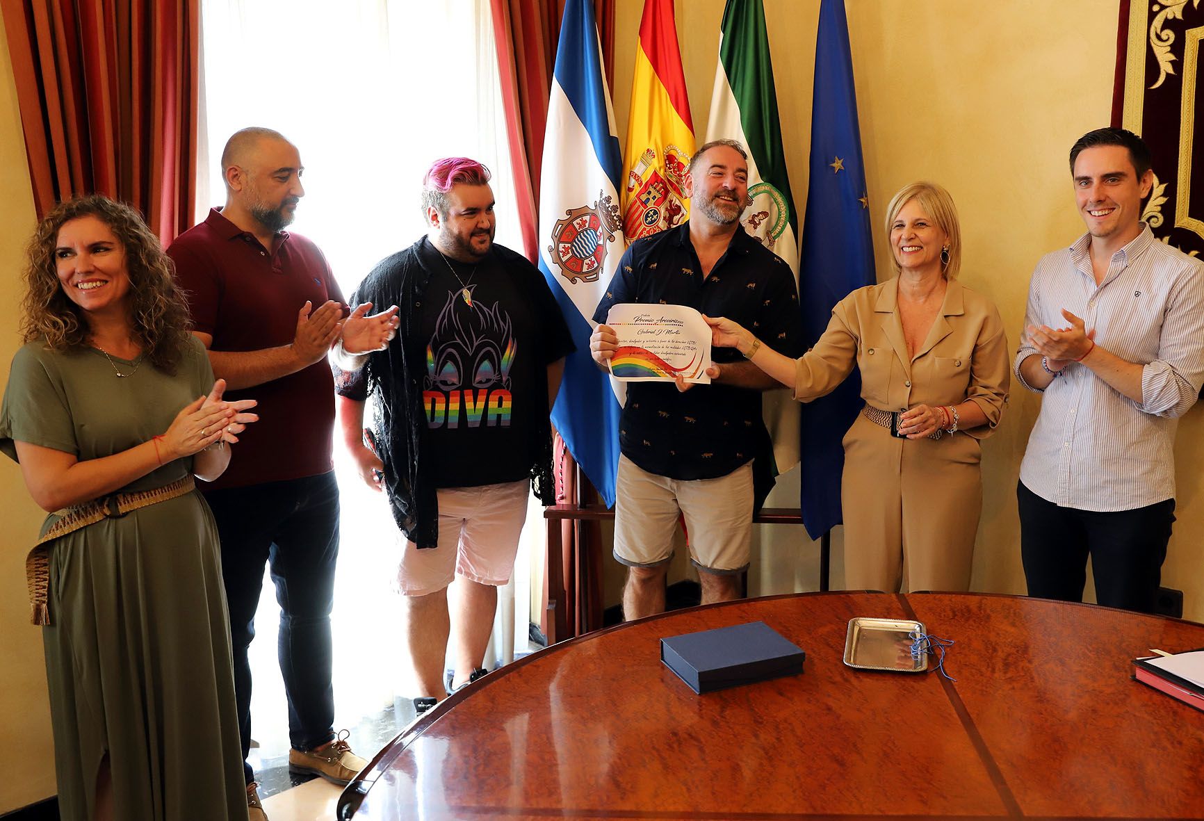 Entrega del Premio Arcoíris en el Ayuntamiento de Jerez, con Gabriel J. Martín y María José García-Pelayo, en el centro.