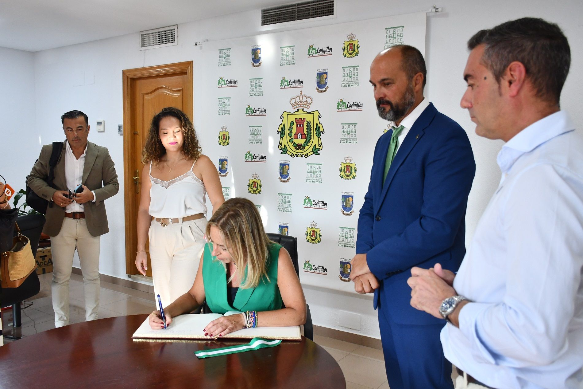 Almudena Martinez firma en el Libro de Honor del Ayuntamiento de Los Barrios.
