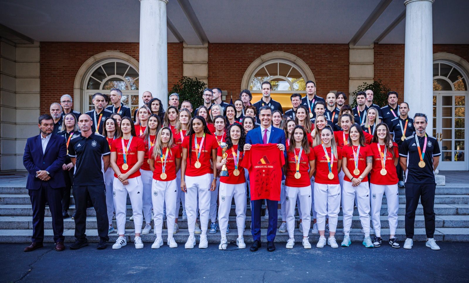 Recepción de Pedro Sánchez a la selección femenina en presencia de Rubiales.