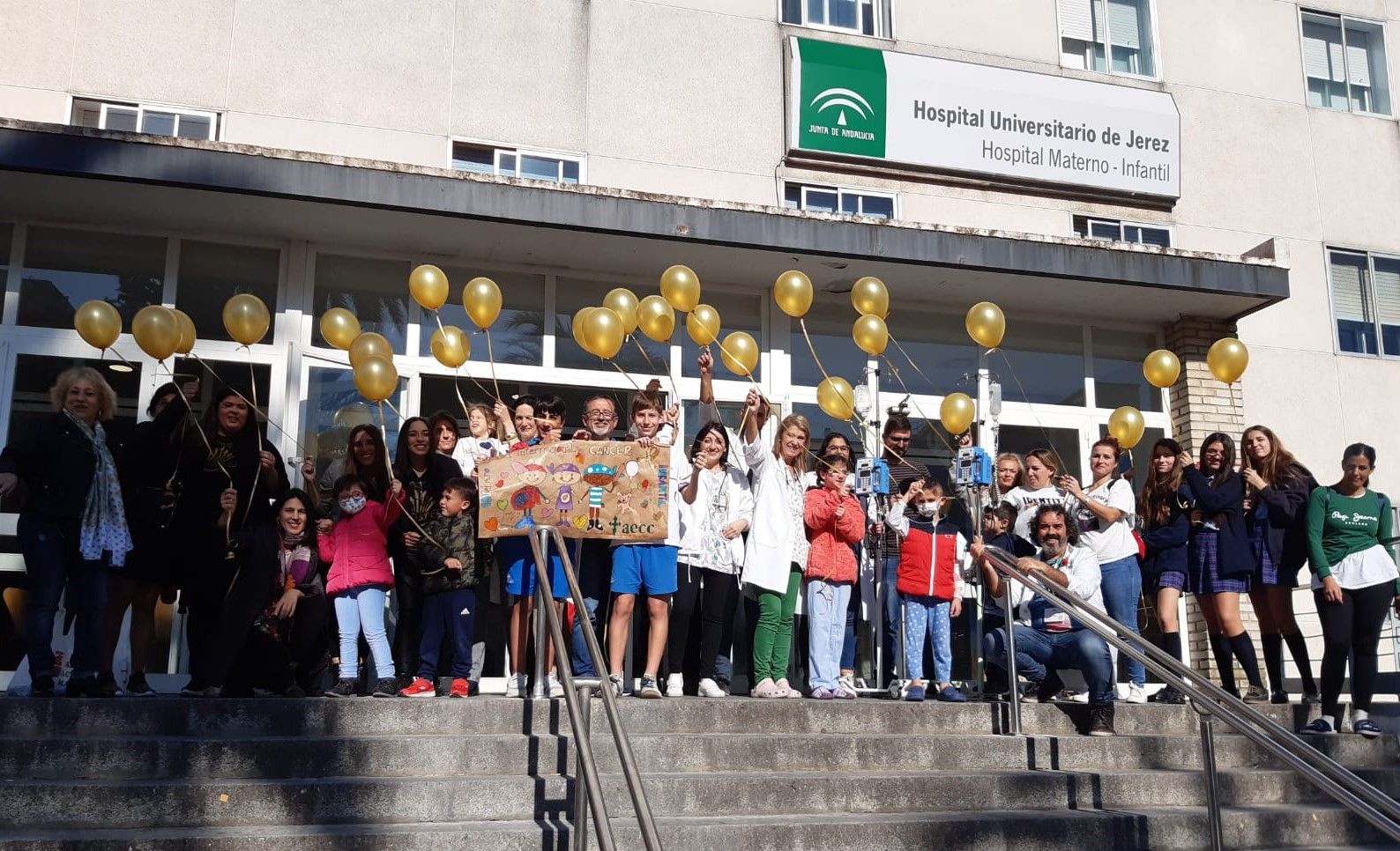 Momento de la suelta de globos por parte de los niños hospitalizados.
