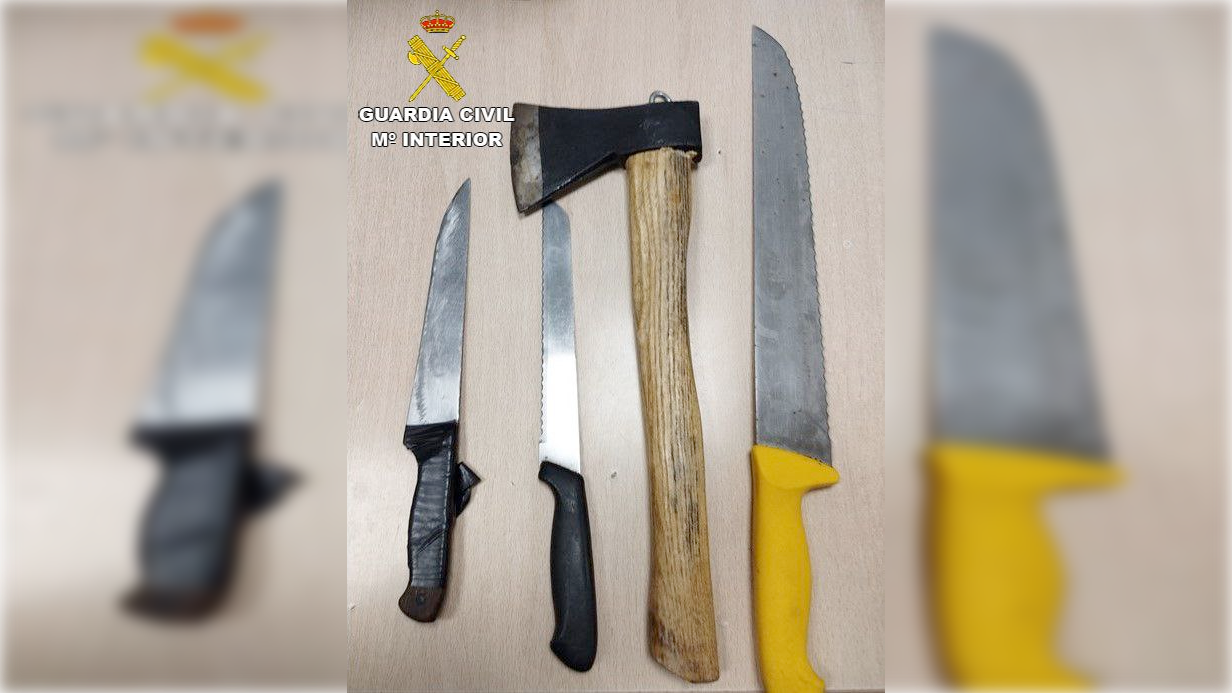 Hacha y cuchillos que llevaba el vecino de Barbate, detenido por la Guardia Civil.