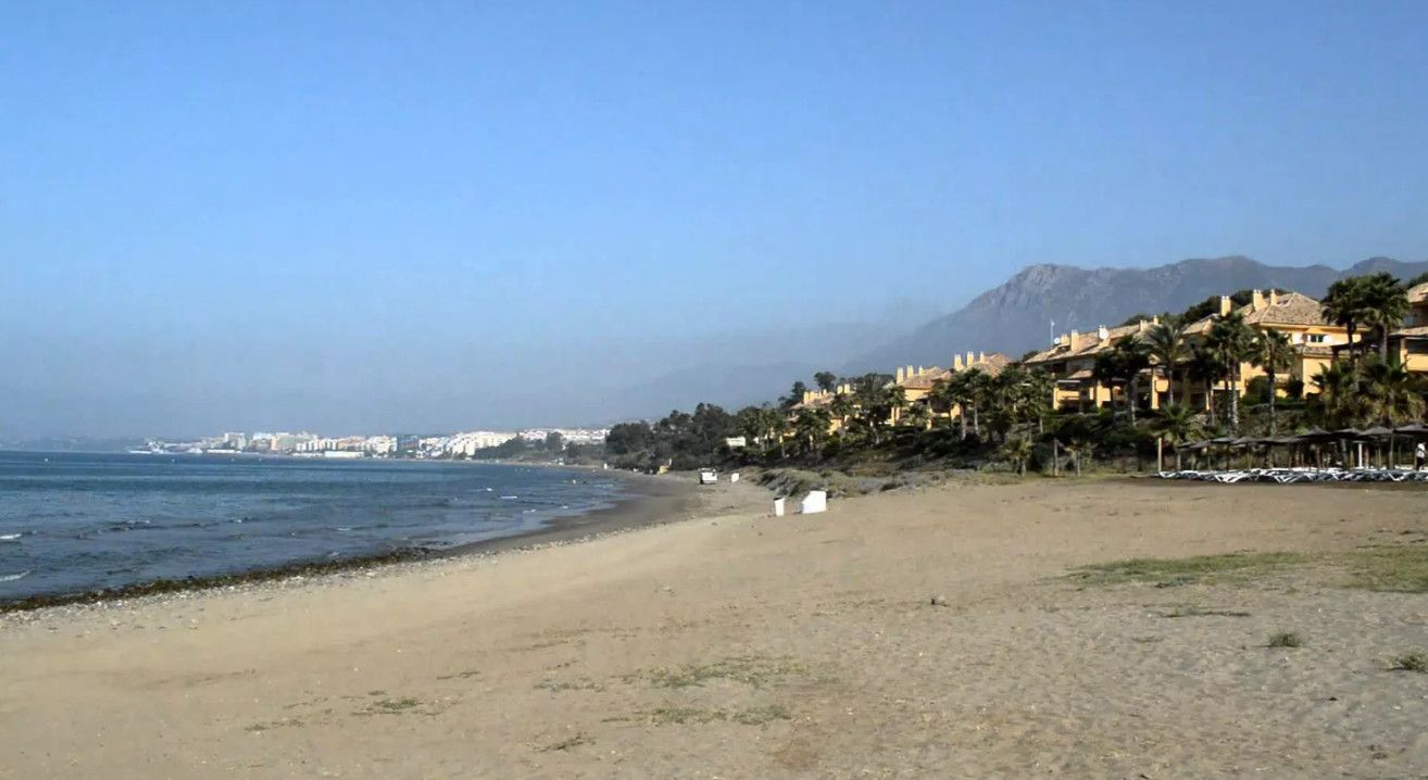 Playa Río Real de Marbella, donde el hombre abandonó a su novia. DIPUTACIÓN