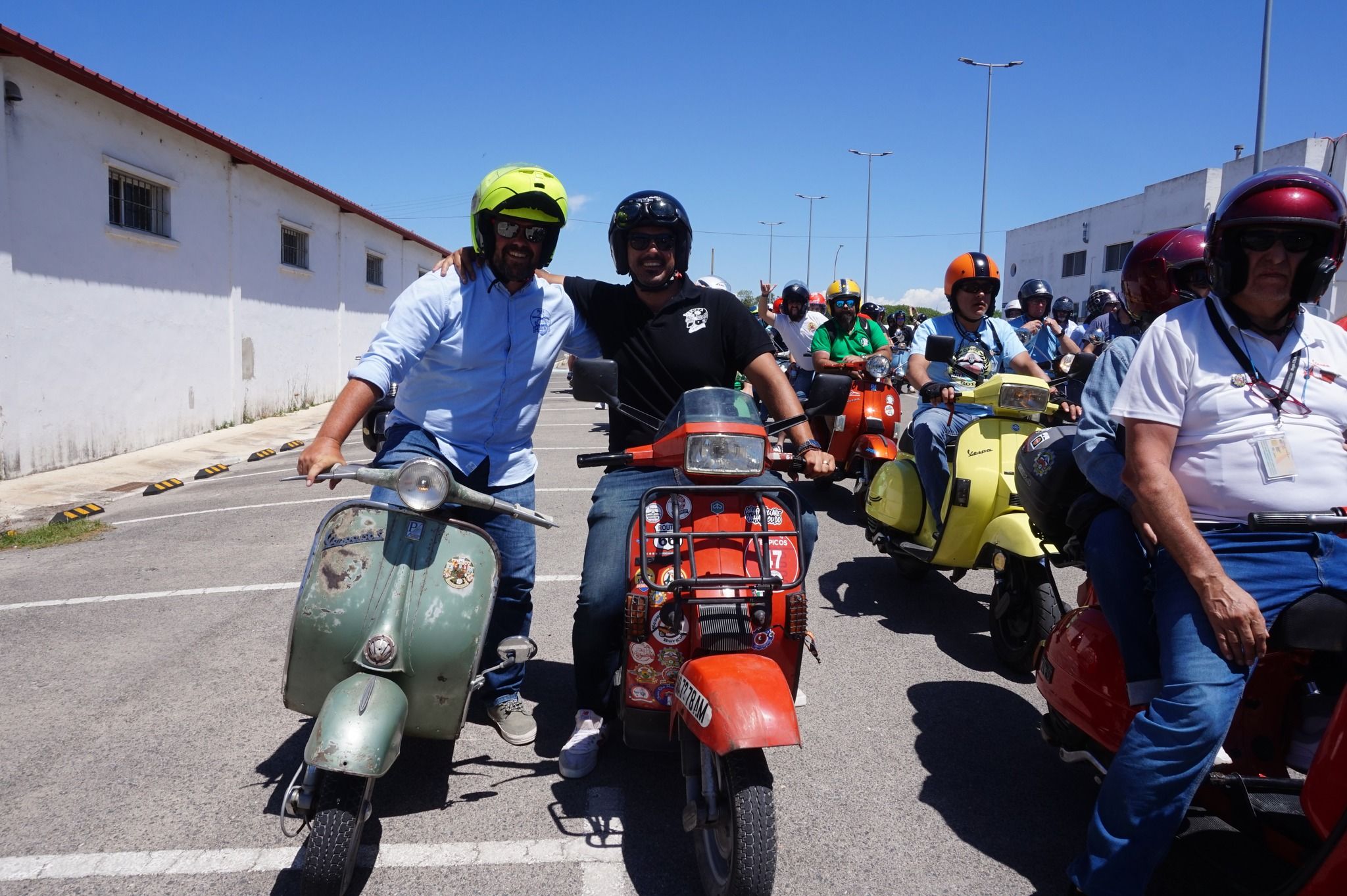 Dos 'vesperos' en uno de los encuentros del club de vespa de Rota.