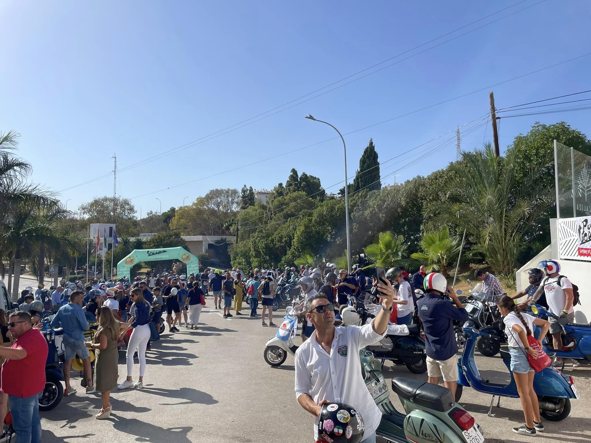 Un encuentro del Vespa Club Ruta Sur Rota en uno de sus desplazamientos.