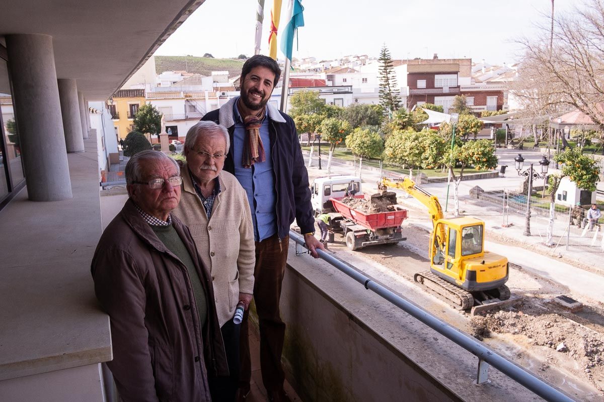 Francisco Pineda, Francisco Requena y el alcalde Antonio González, en el balcón del Ayuntamiento de San José del Valle. FOTO: MANU GARCÍA